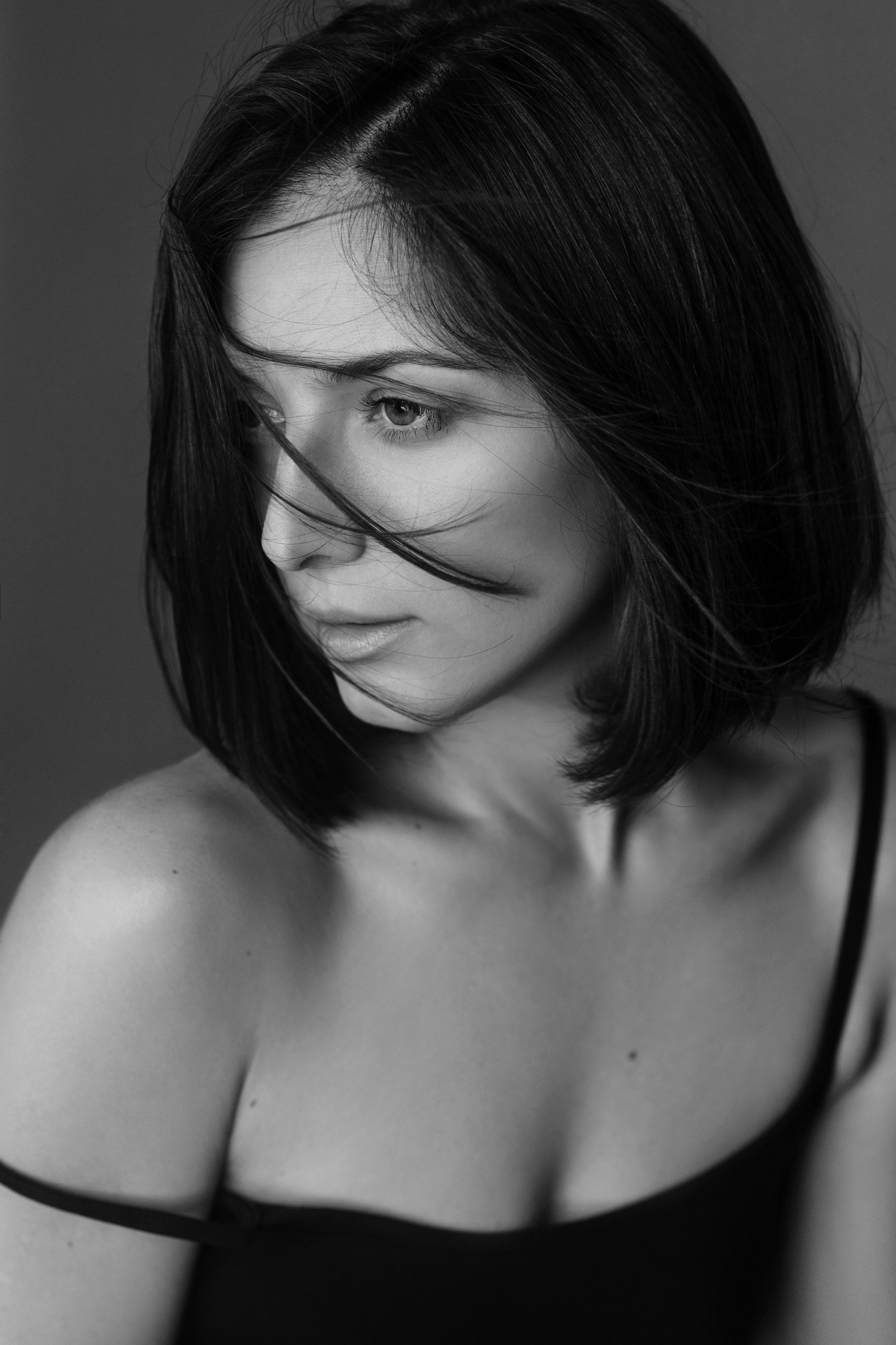 девушка женский портрет фотограф юлия фролова циклорама постоянный свет ростов модель обучение фотографии воркшоп по фотографии фотодень подарочный сертификат чб черное белый портрет 