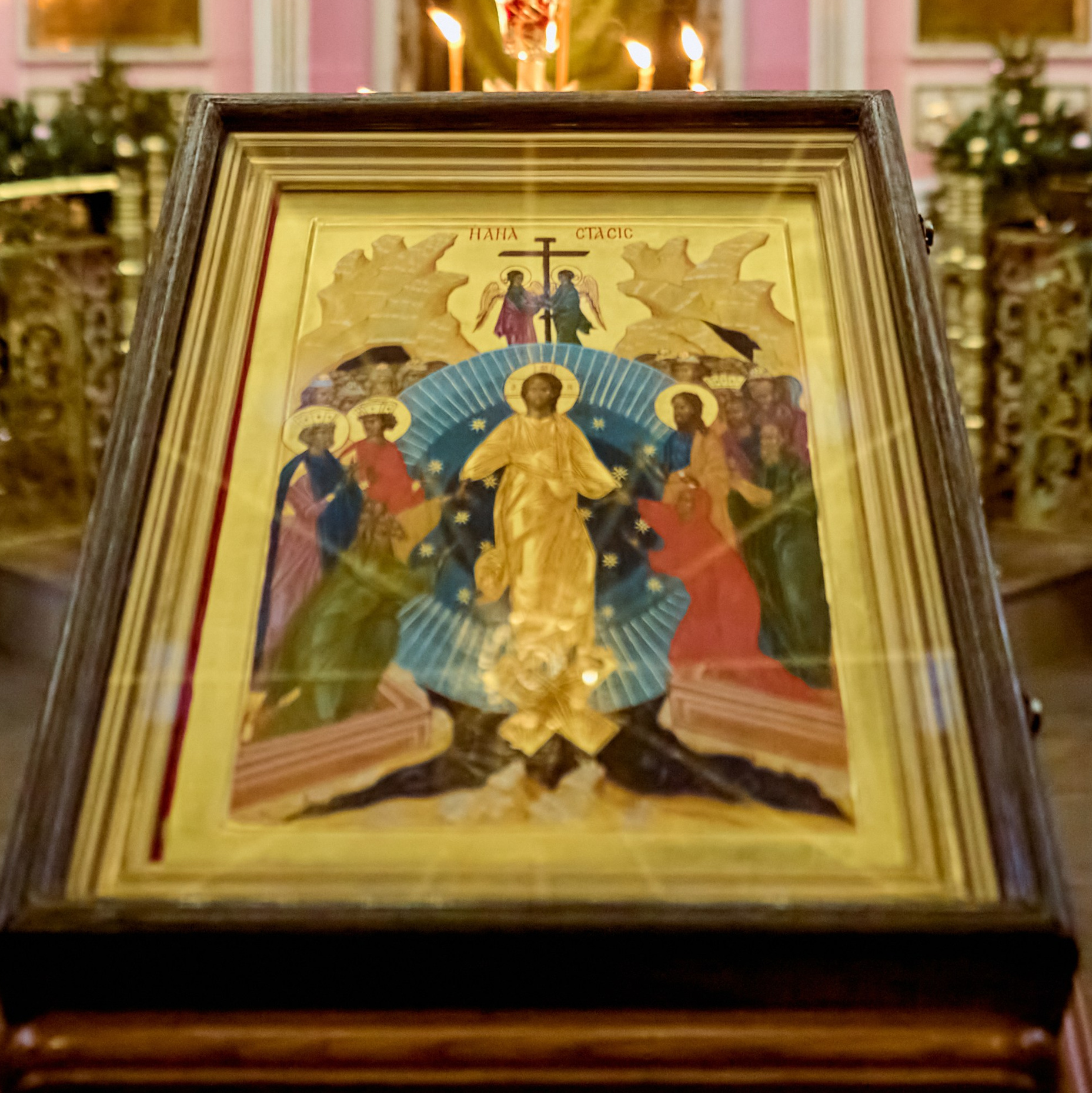 Икона Воскресение Христово на аналое в храме