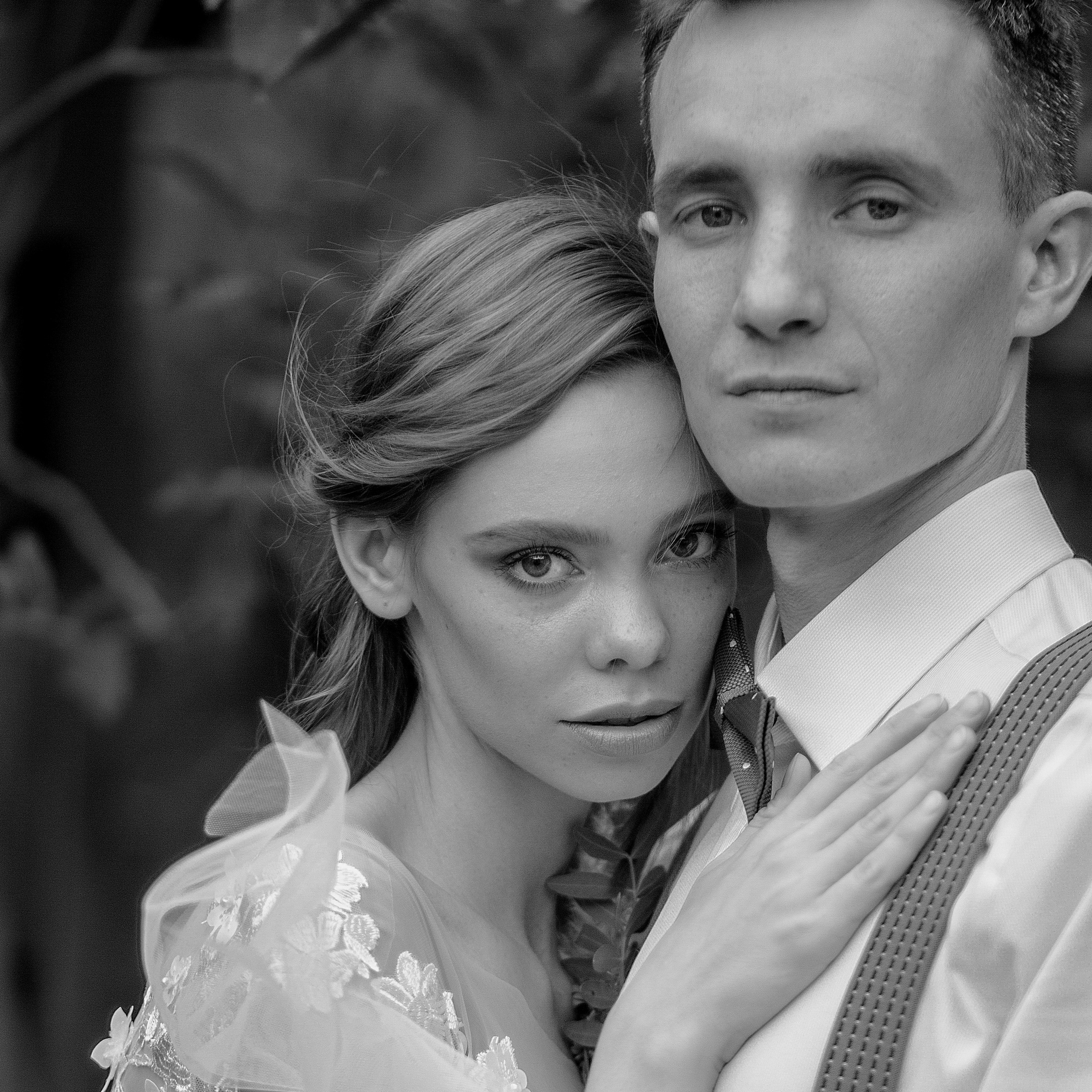 свадебный фотограф, молодожёны нежно обнимаются 