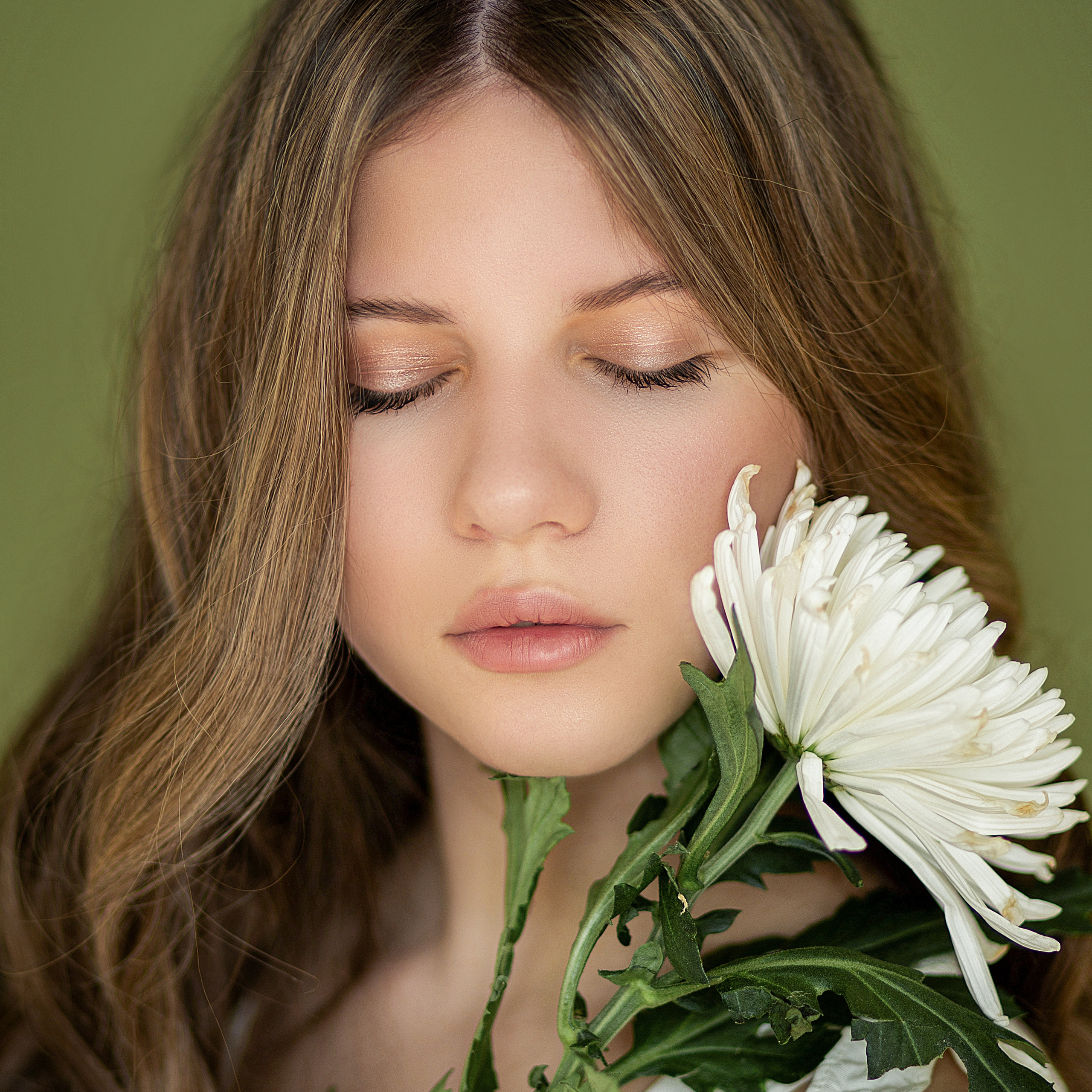 Детский портрет с цветами. Девочка и цветы