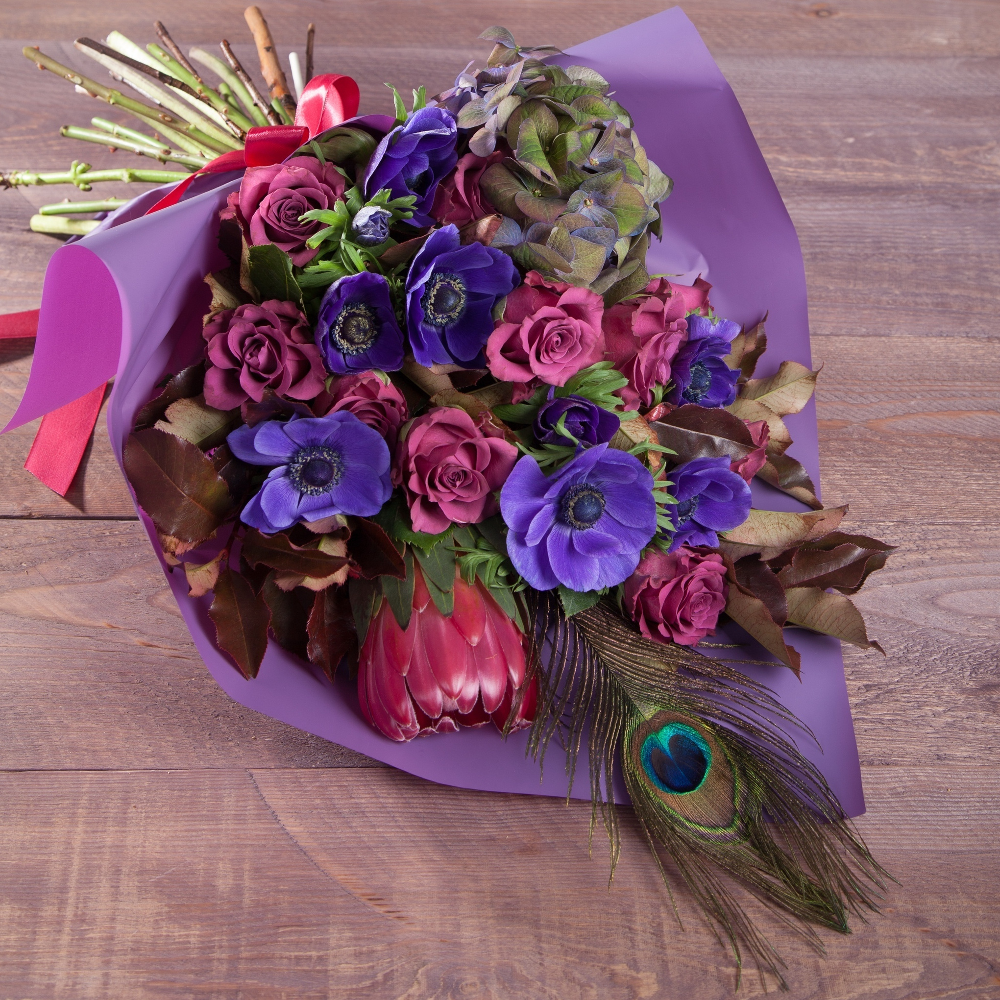 Букет анемоны-розы-протея-гортензия-перо. Флорист Маргарита Гладкова