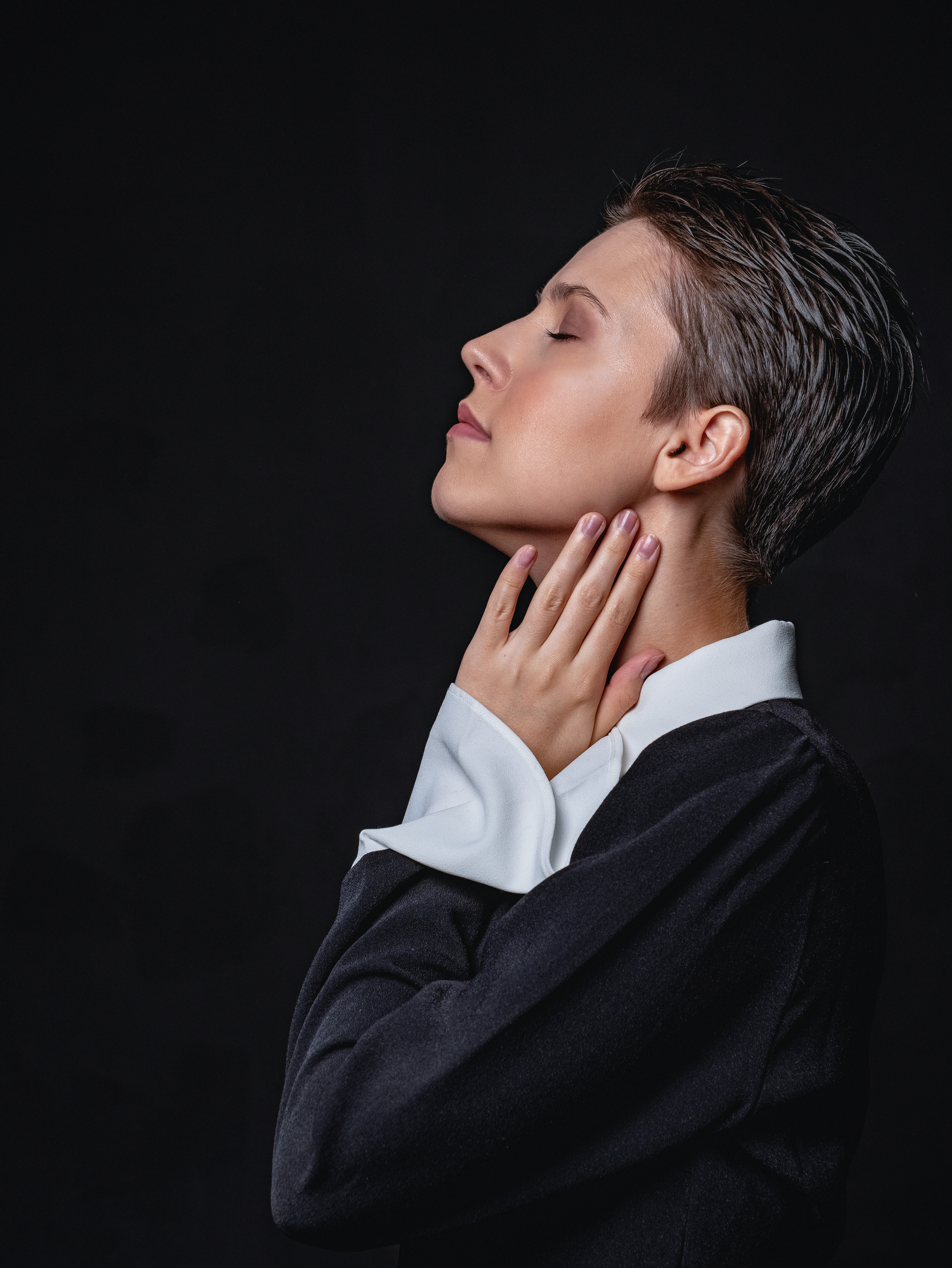 Фотография девушки на черном фоне с короткой стрижкой