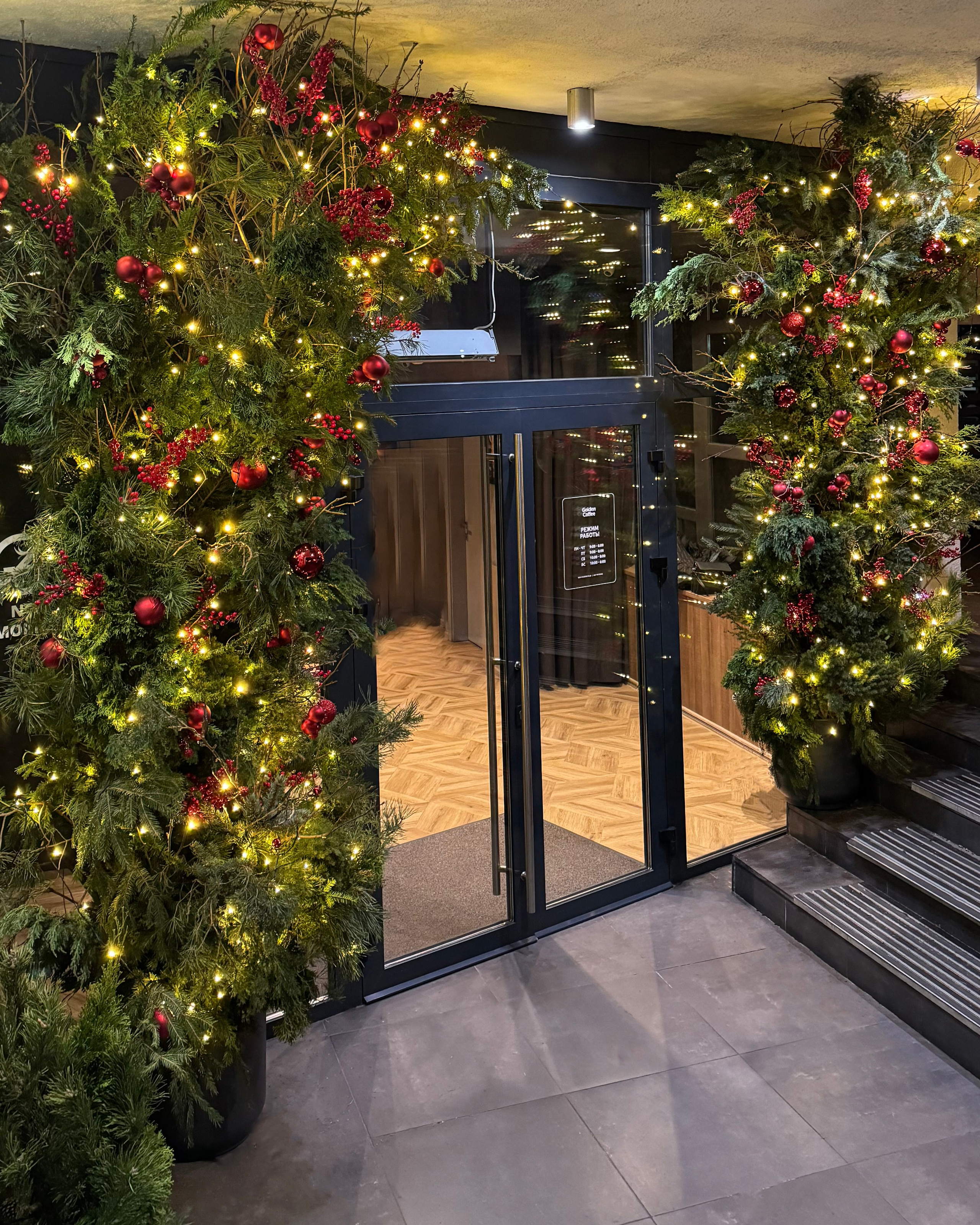 Декоратор в Минске Алёна Шевелёва. Весеннее оформление входных групп. Декор заведений