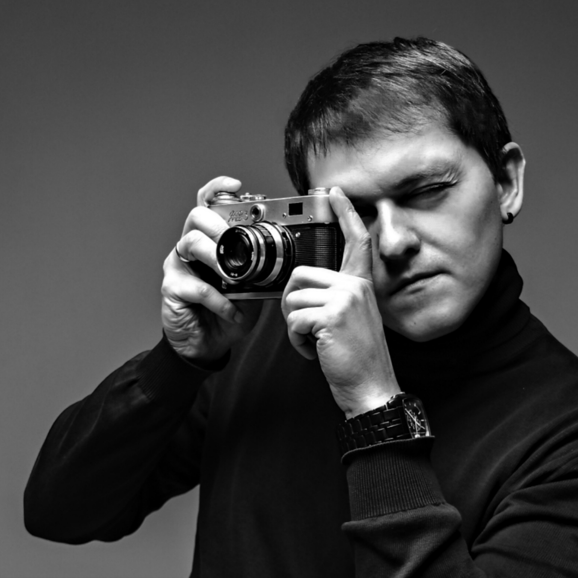 Мужчина с советским фотоаппаратом