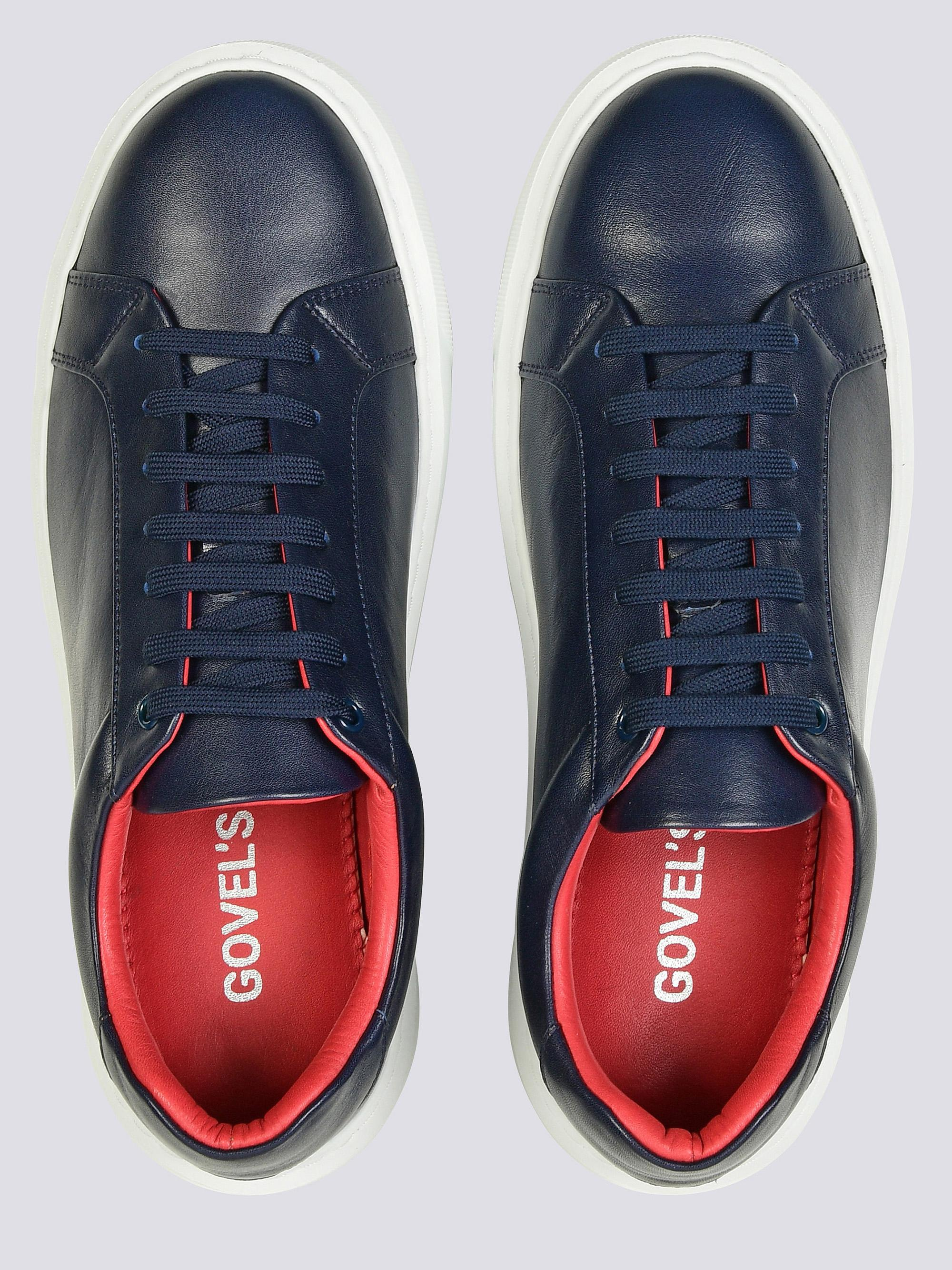 Ракурс съемки обуви сверху.