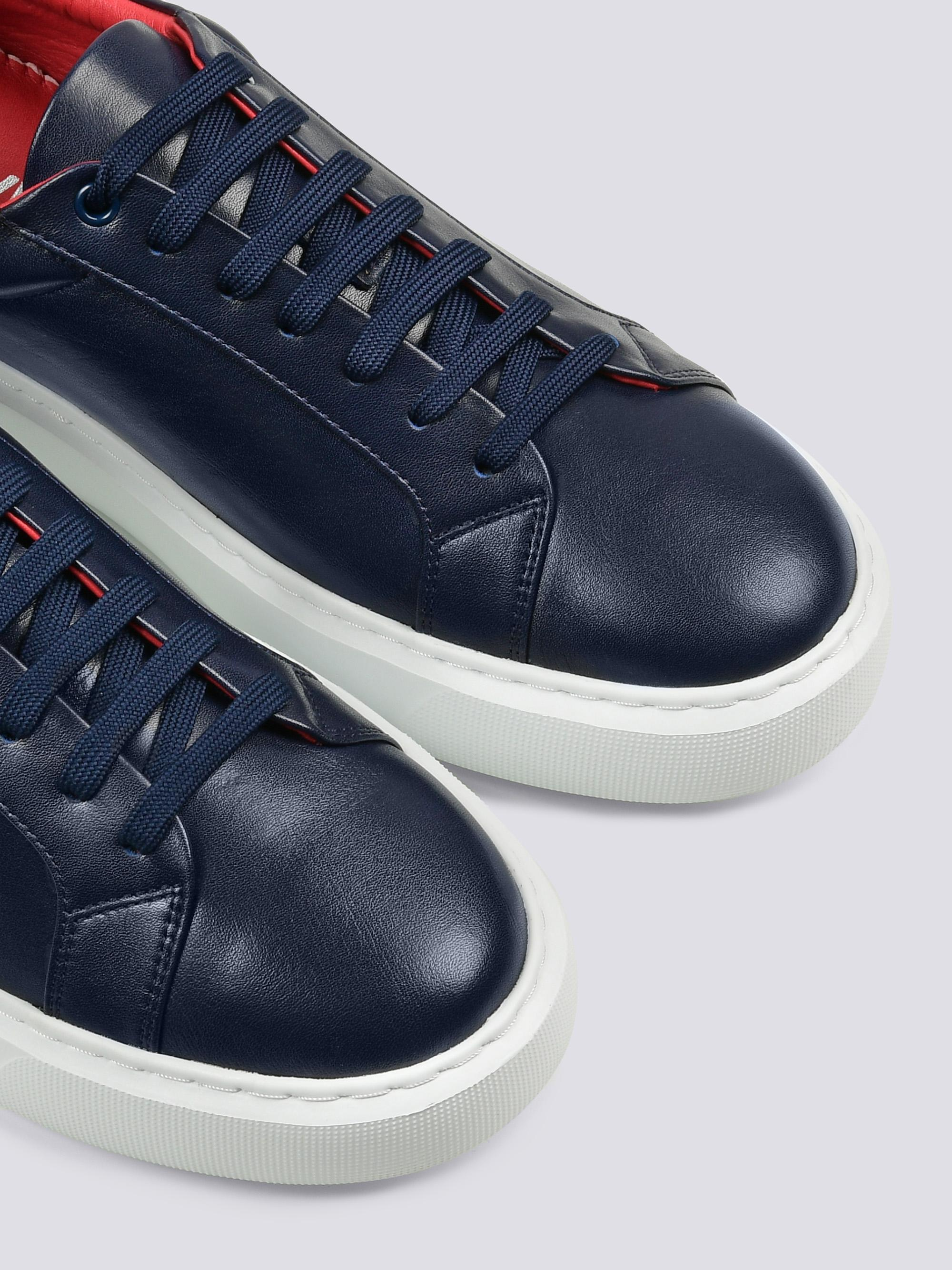 Ракурс съемки обуви крупно.