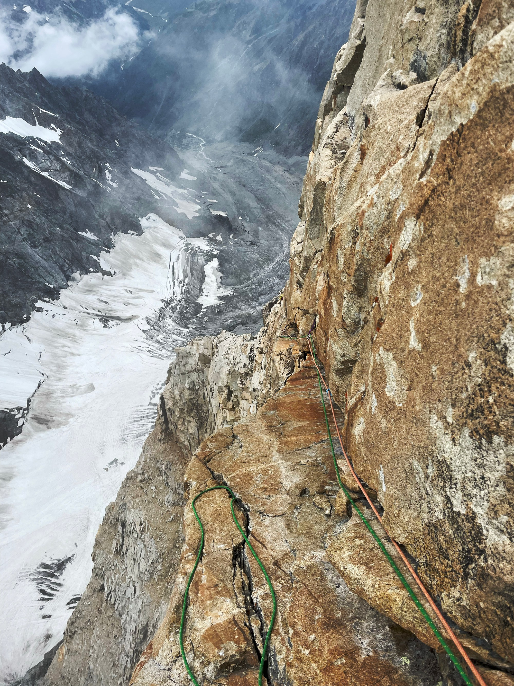 ЮЗ стена вершины Ушба Южная, маршрут Мышляева 6А (1). Премия Стальной Ангел