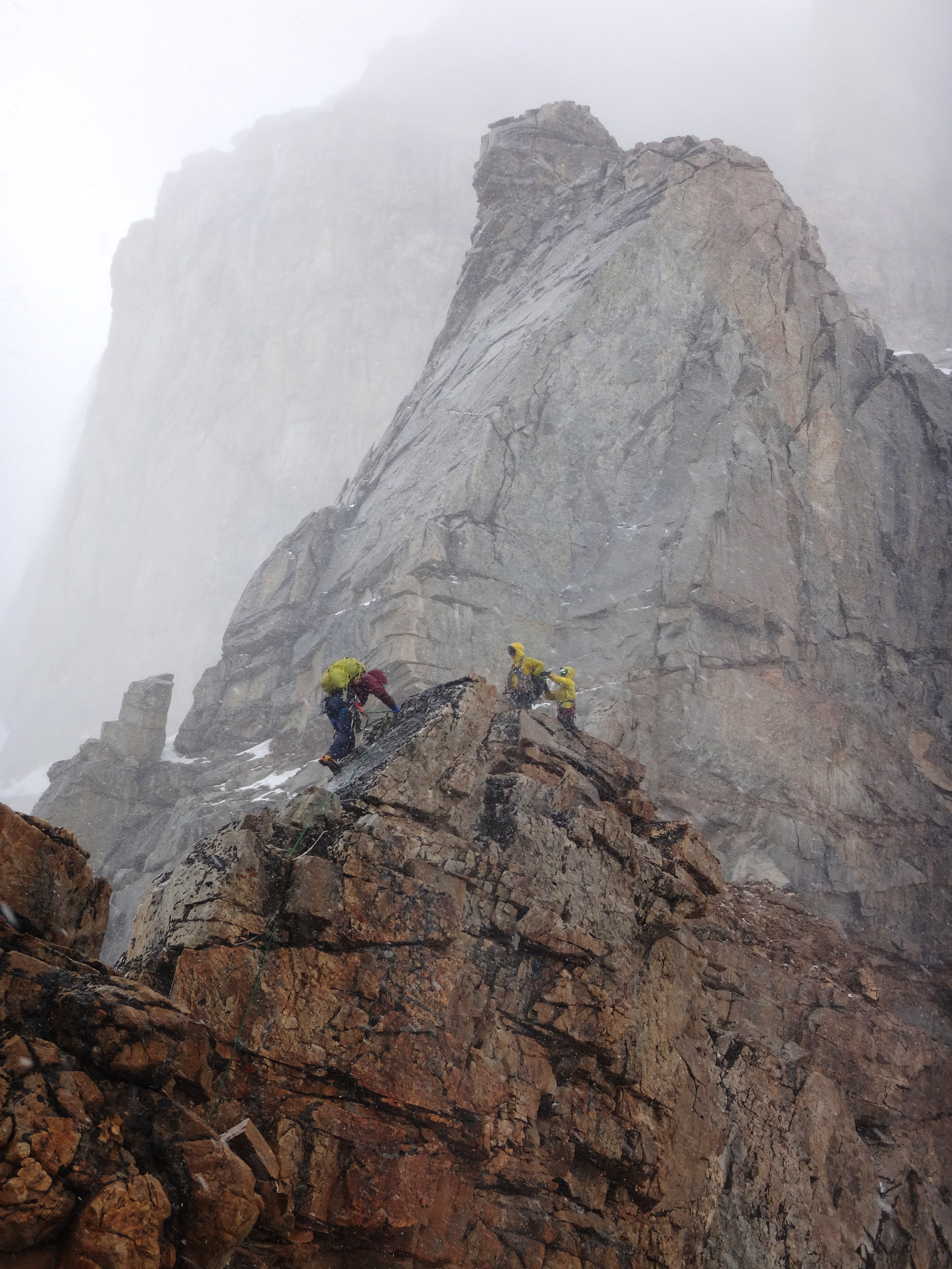 ЮЗ стена вершины Ушба Южная, маршрут Мышляева 6А (1). Премия Стальной Ангел