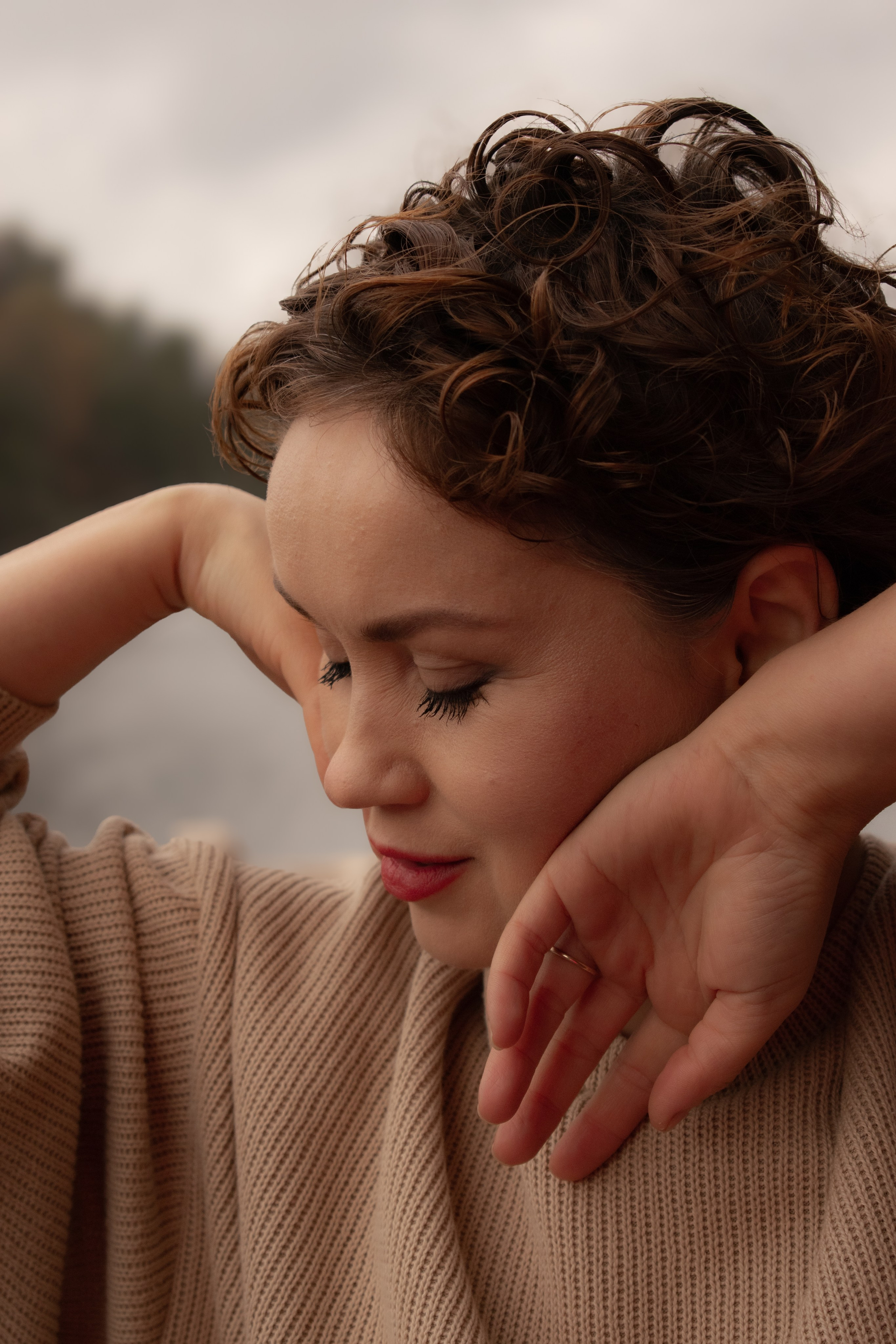 Девушка в лесу и в гармонии с собой вдыхает природу.