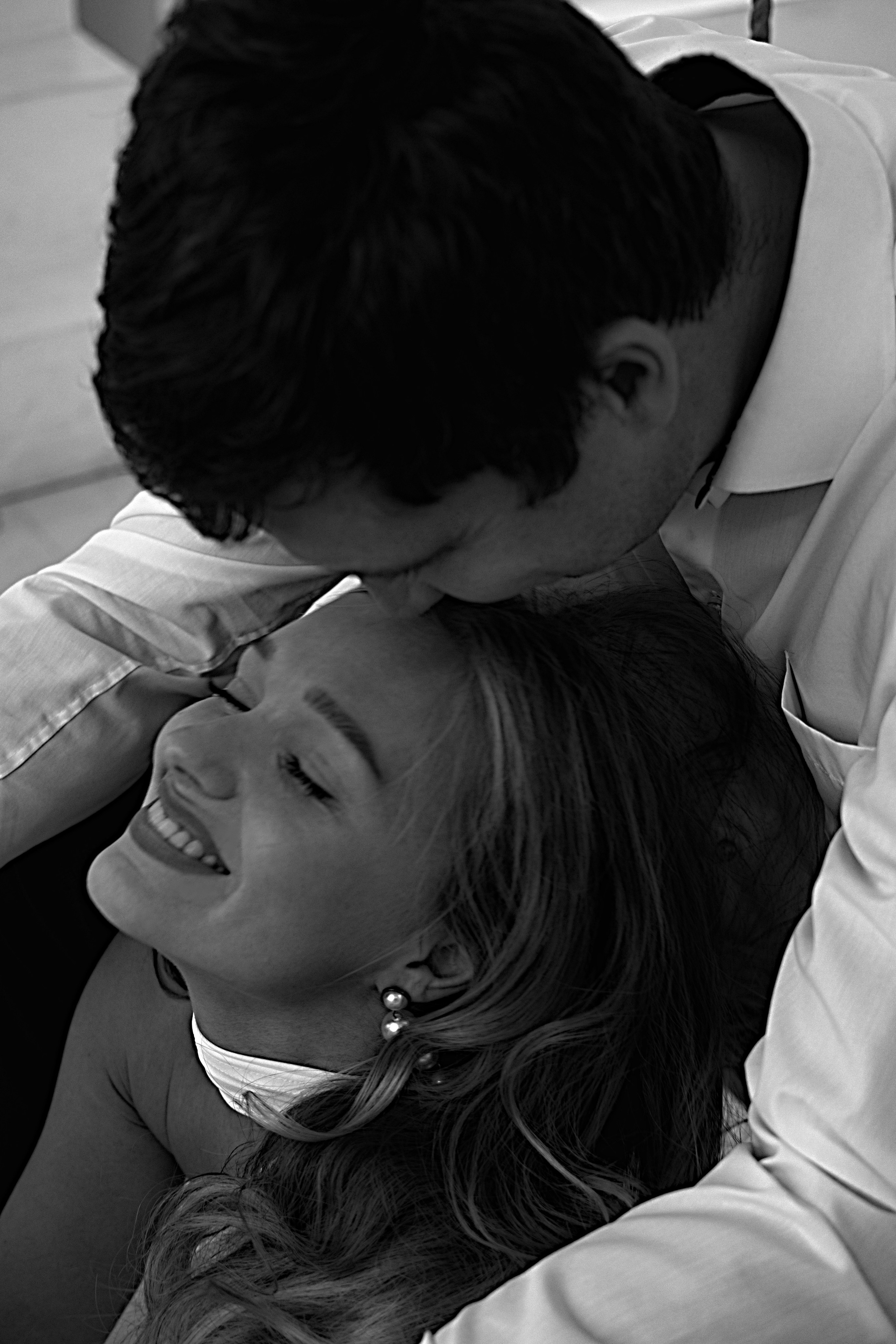 Счастливые молодожены улыбаются друг другу