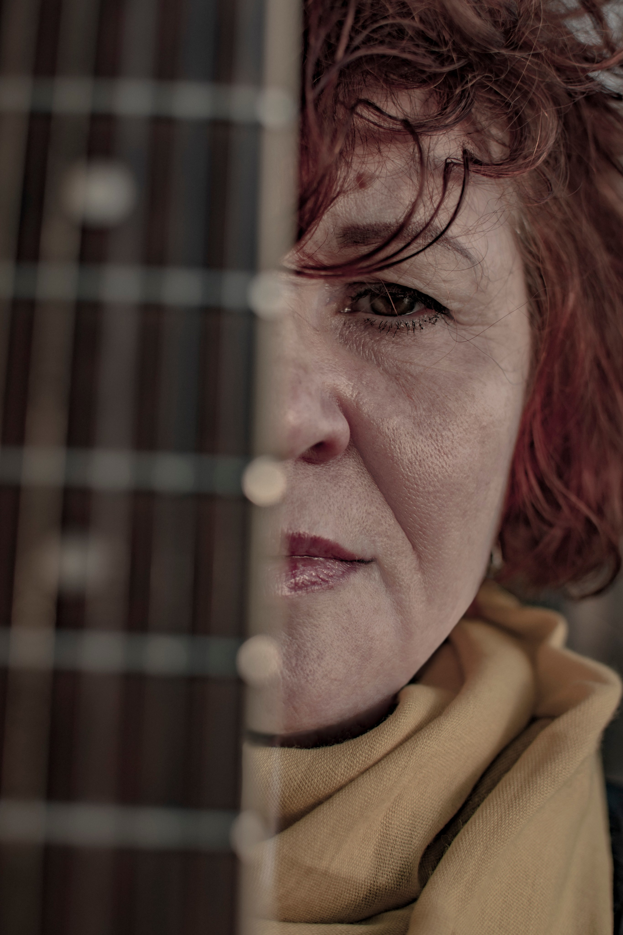 Взрослая женщина с гитарой