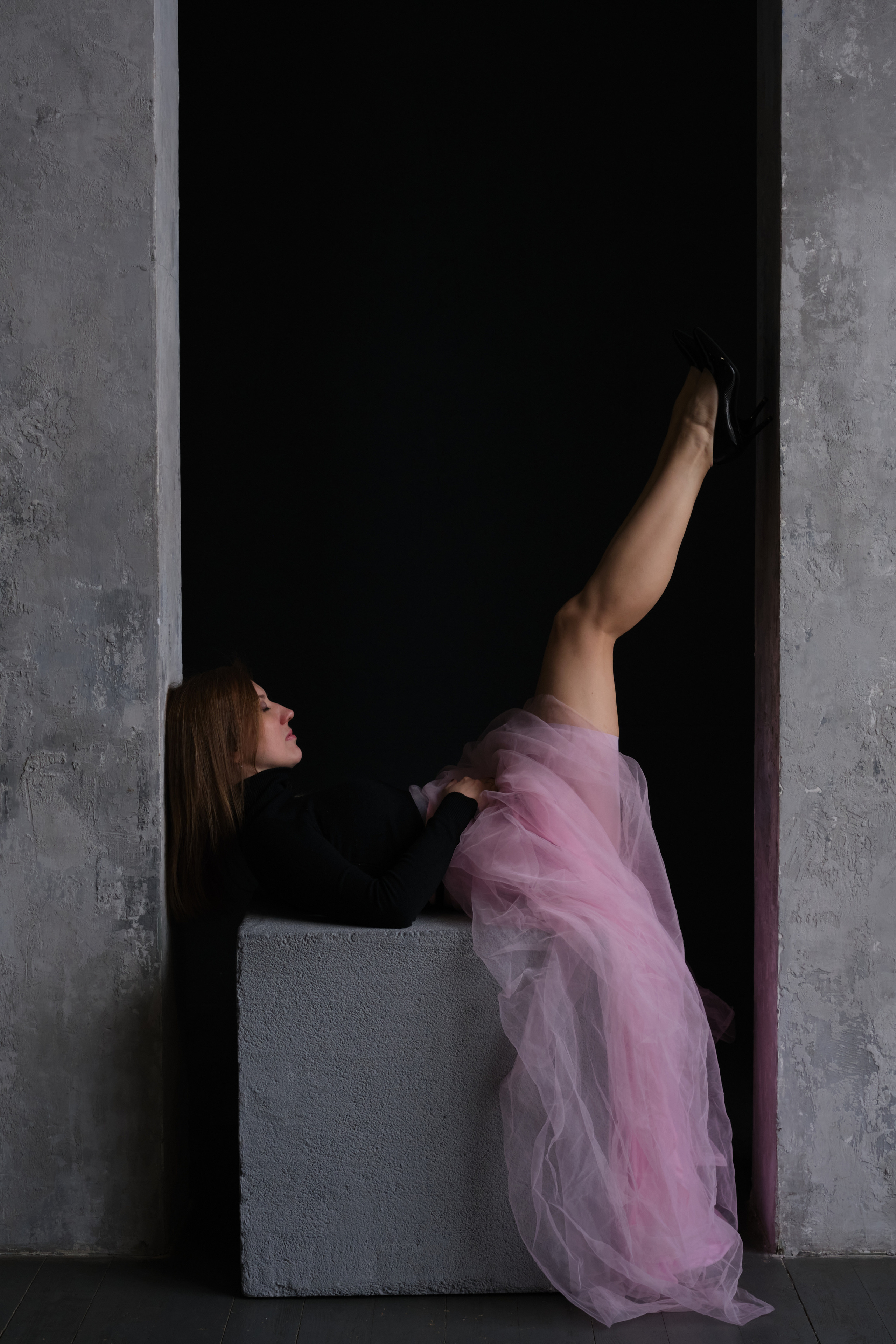 Фотосессия Москва, студия. Девушка в розовой юбке и черной водолазке. 