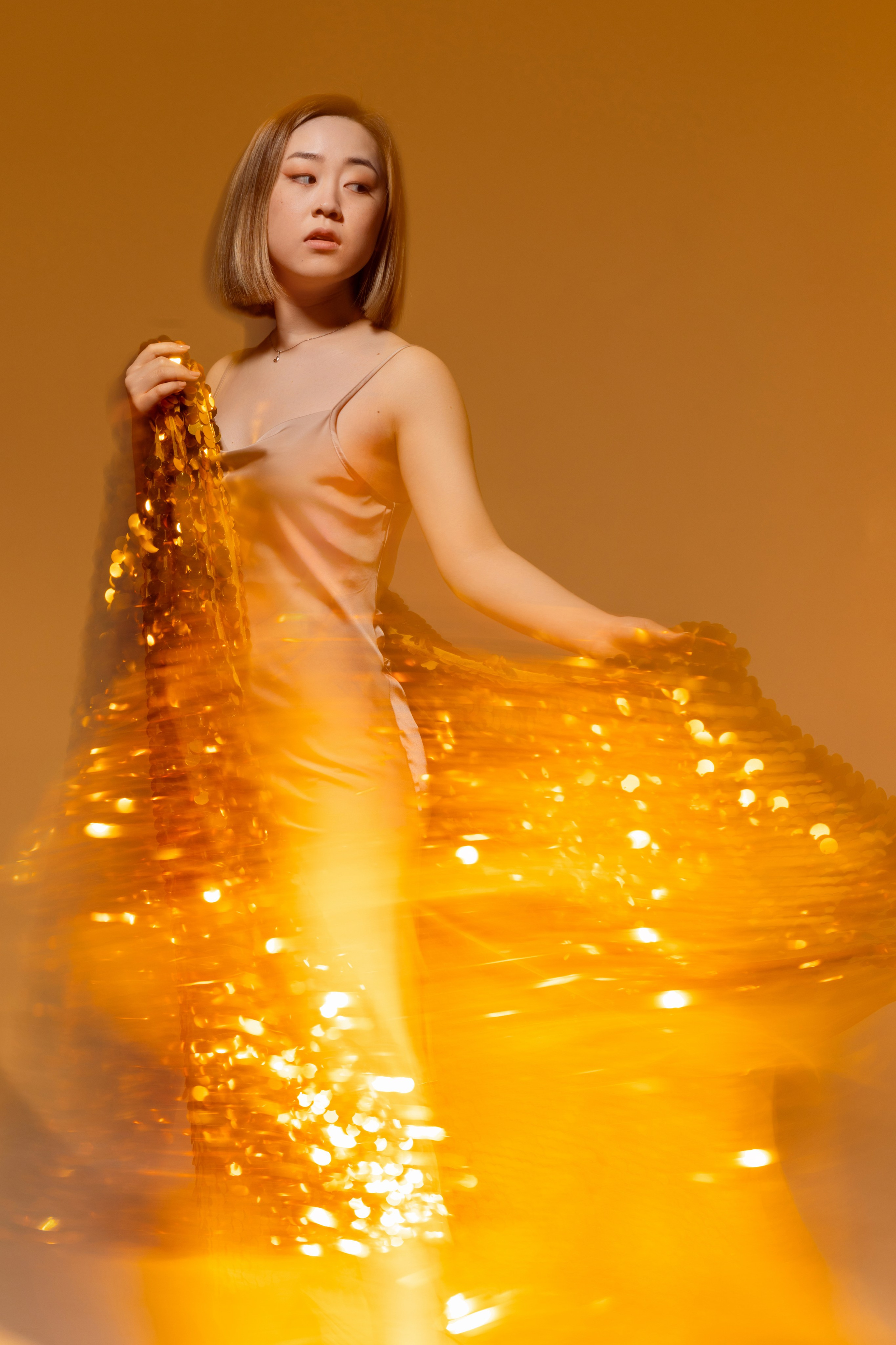 Девушка в бежевой комбинации и шалью из блесток