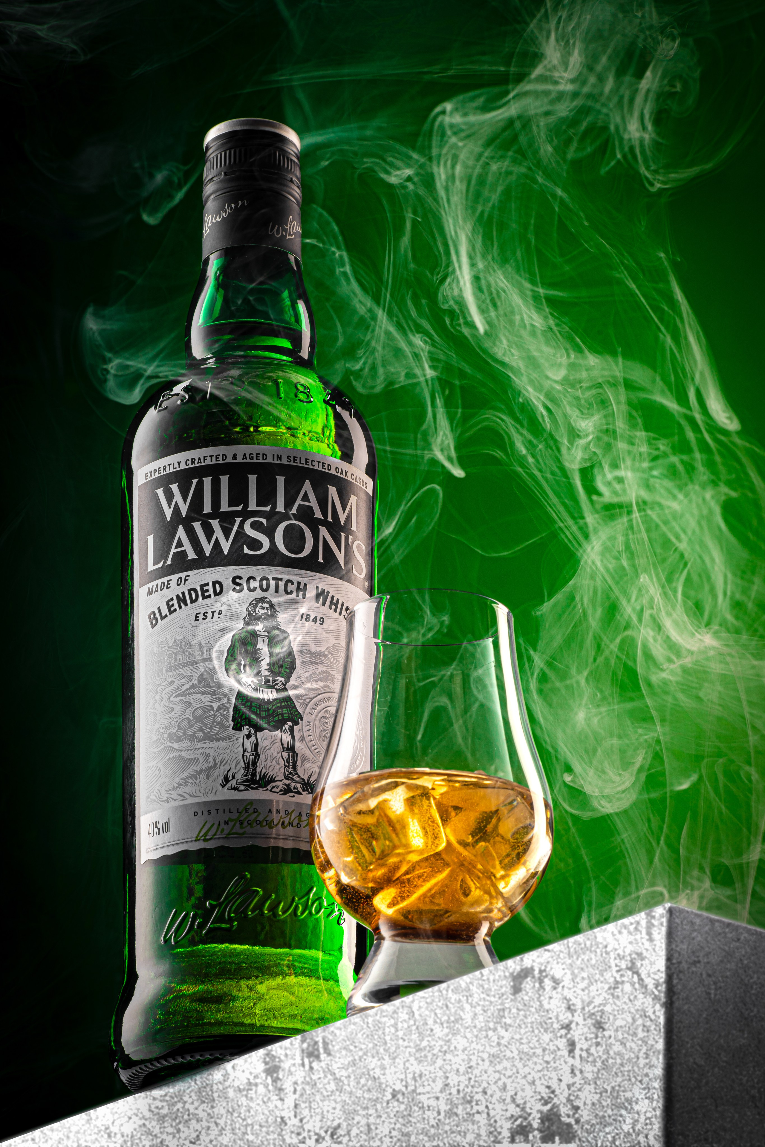 Рекламная съемка туалетной воды на фоне огня