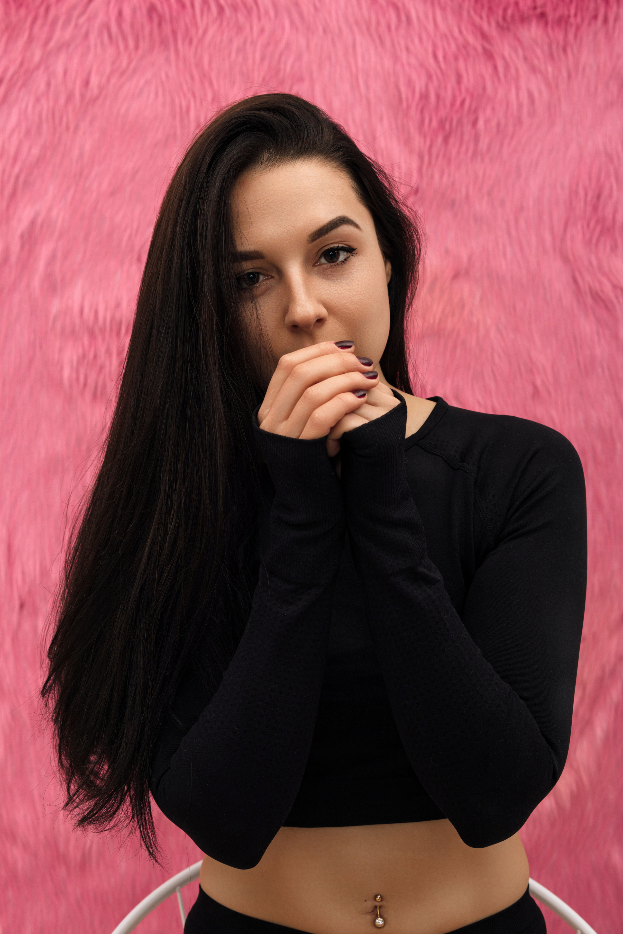 Фотосессия в студии с розовым фоном и на диване. Фотограф в Ростове-на-Дону Игорь Апасеев