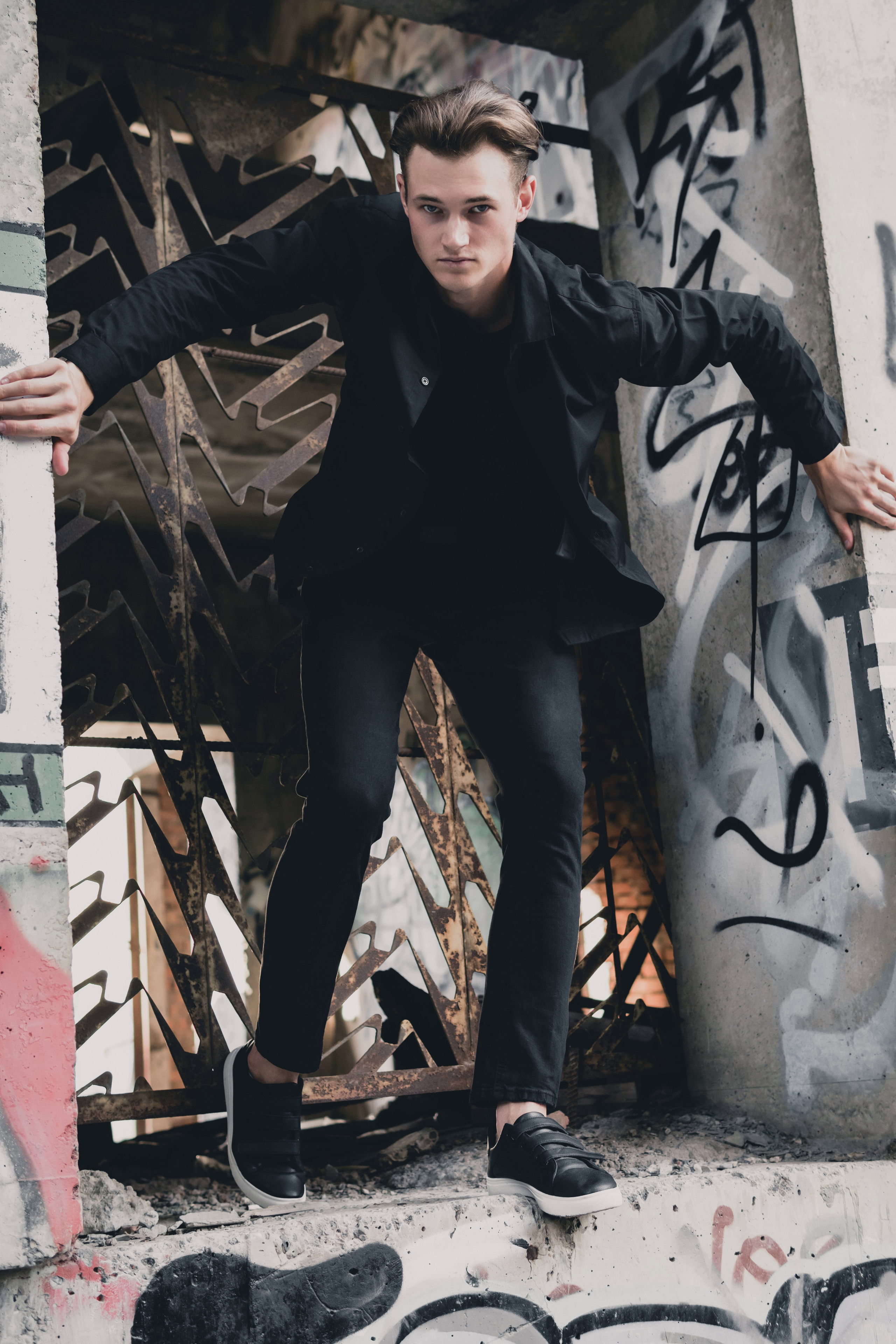 Фотосессия возле заброшенного дома. Фотограф в Ростове-на-Дону Игорь Апасеев