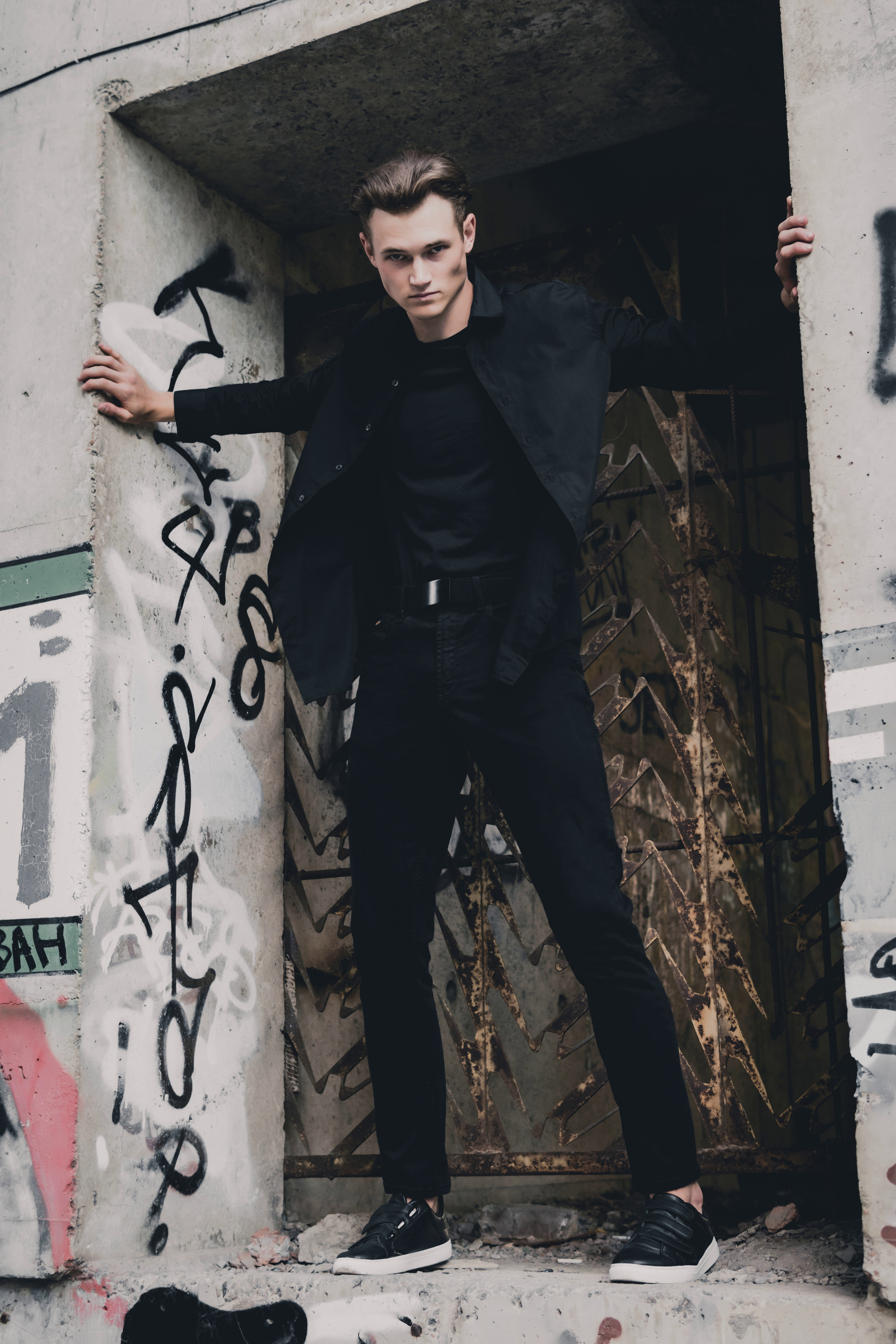 Фотосессия возле заброшенного дома. Фотограф в Ростове-на-Дону Игорь Апасеев