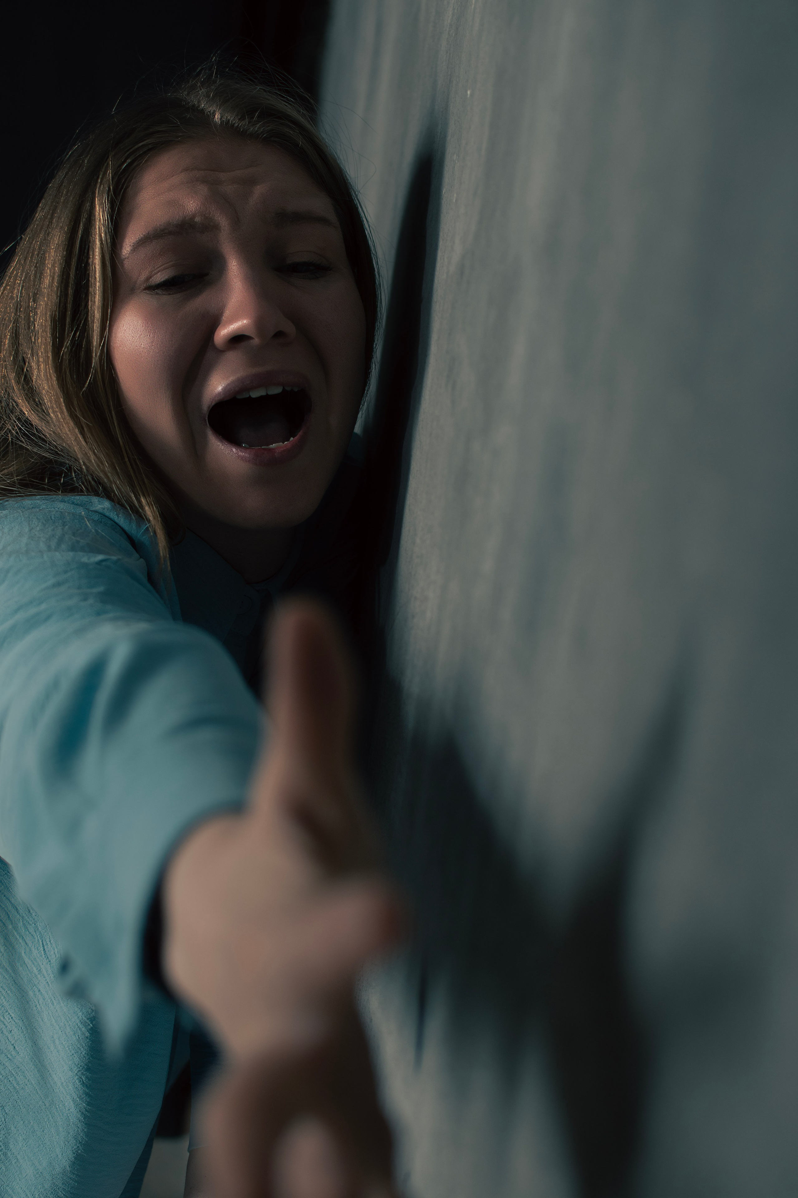 Эмоциональная фотосессия. Девушка в безысходности тянет руку к спасению.