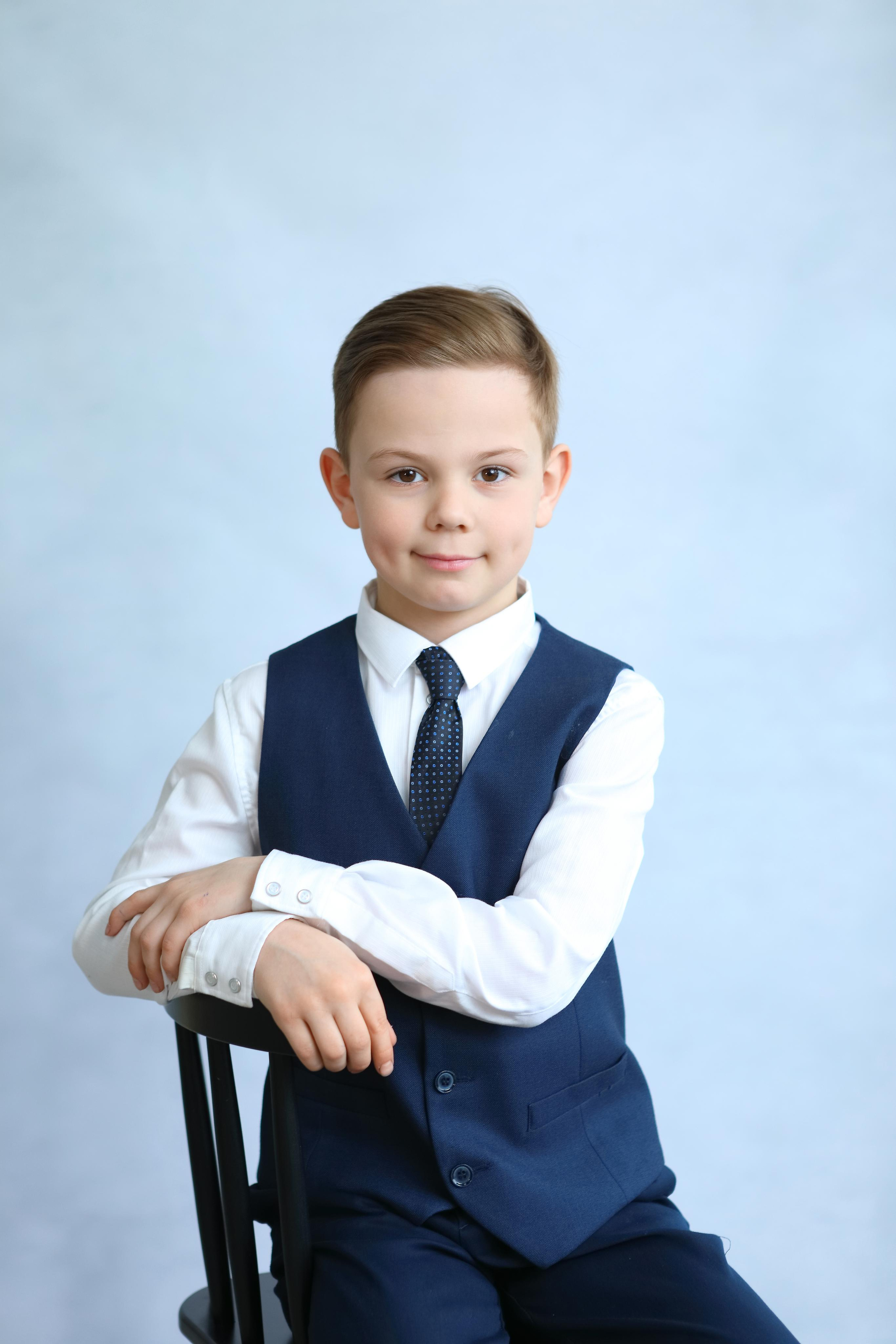 портрет ребенка мальчик в синей форме