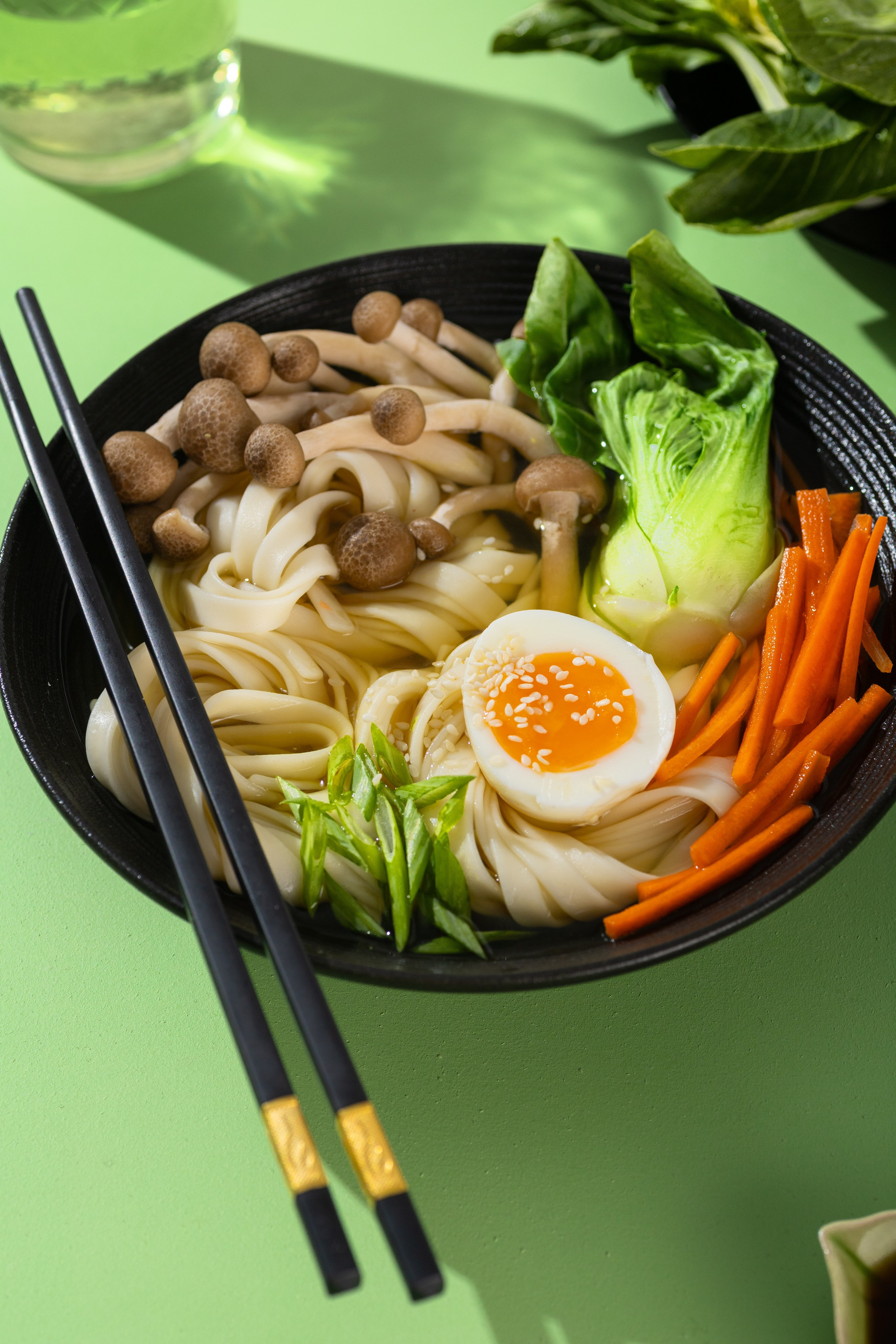 Японская кухня фудфотограф. Фудфото на ярком фоне