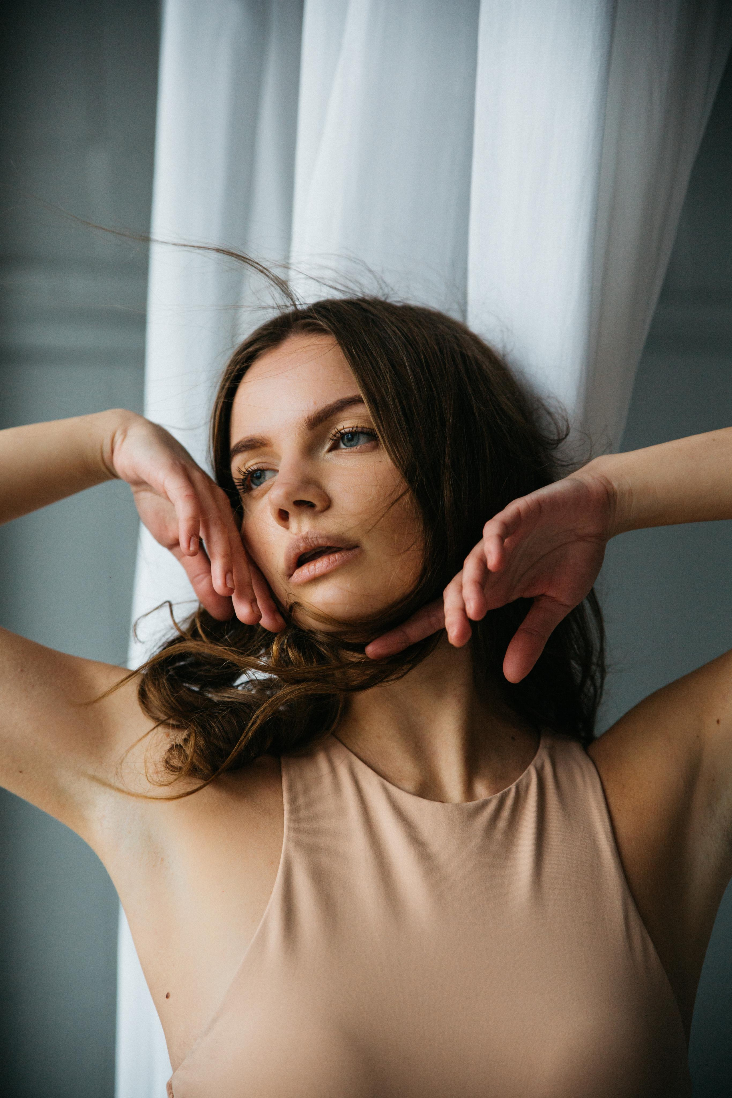 Нежный портрет девушки с летящими волосами