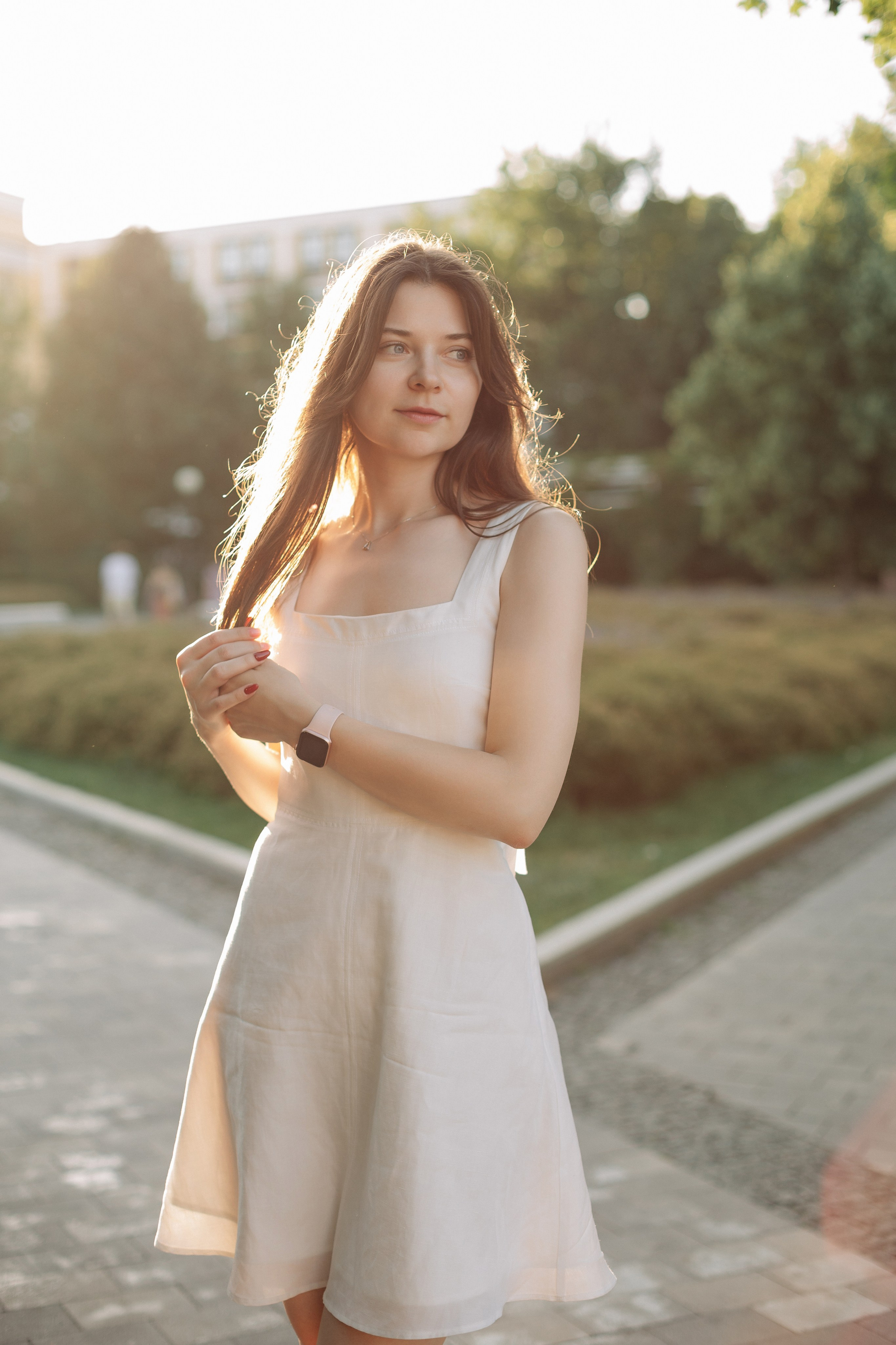 Уличная фотосъёмка: портрет девушки средним планом в мягком контровом закатном свете