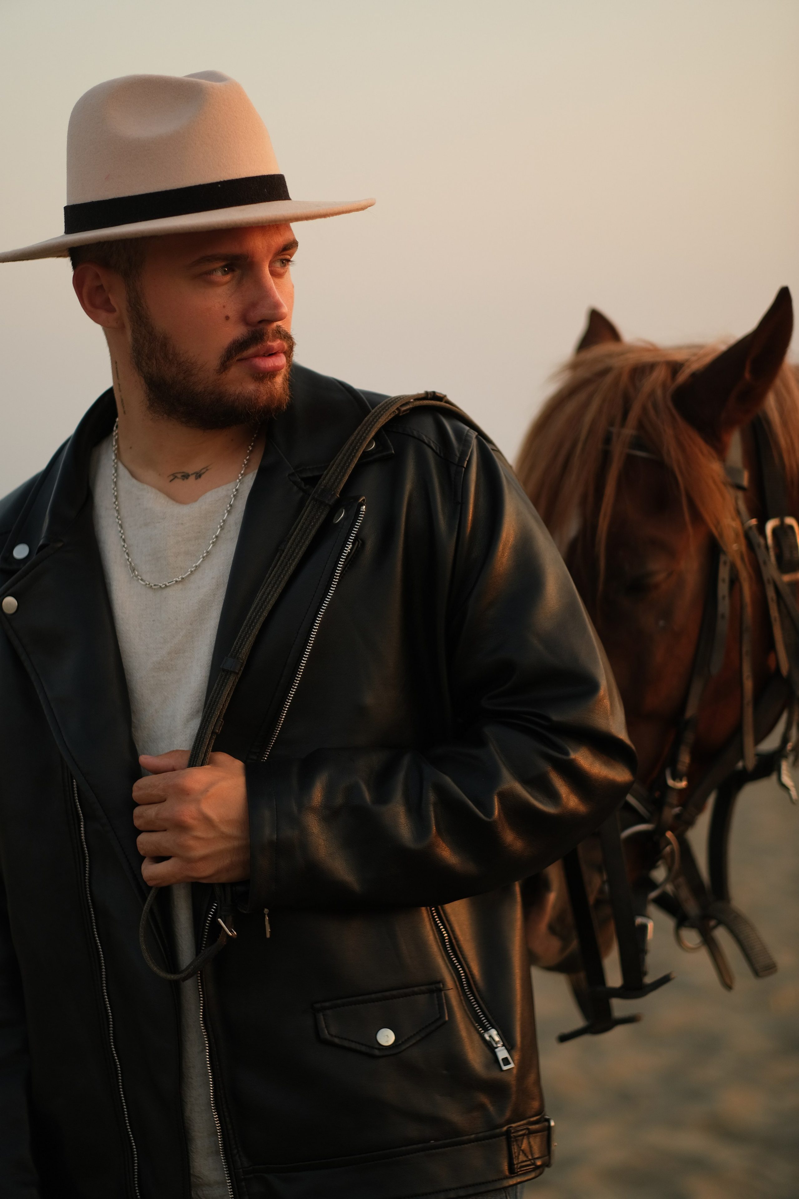 CONTACT. KORNEYCHUK EVGENY |DUBAI | PHOTOGRAPHER | CREATIVE PRODUCER