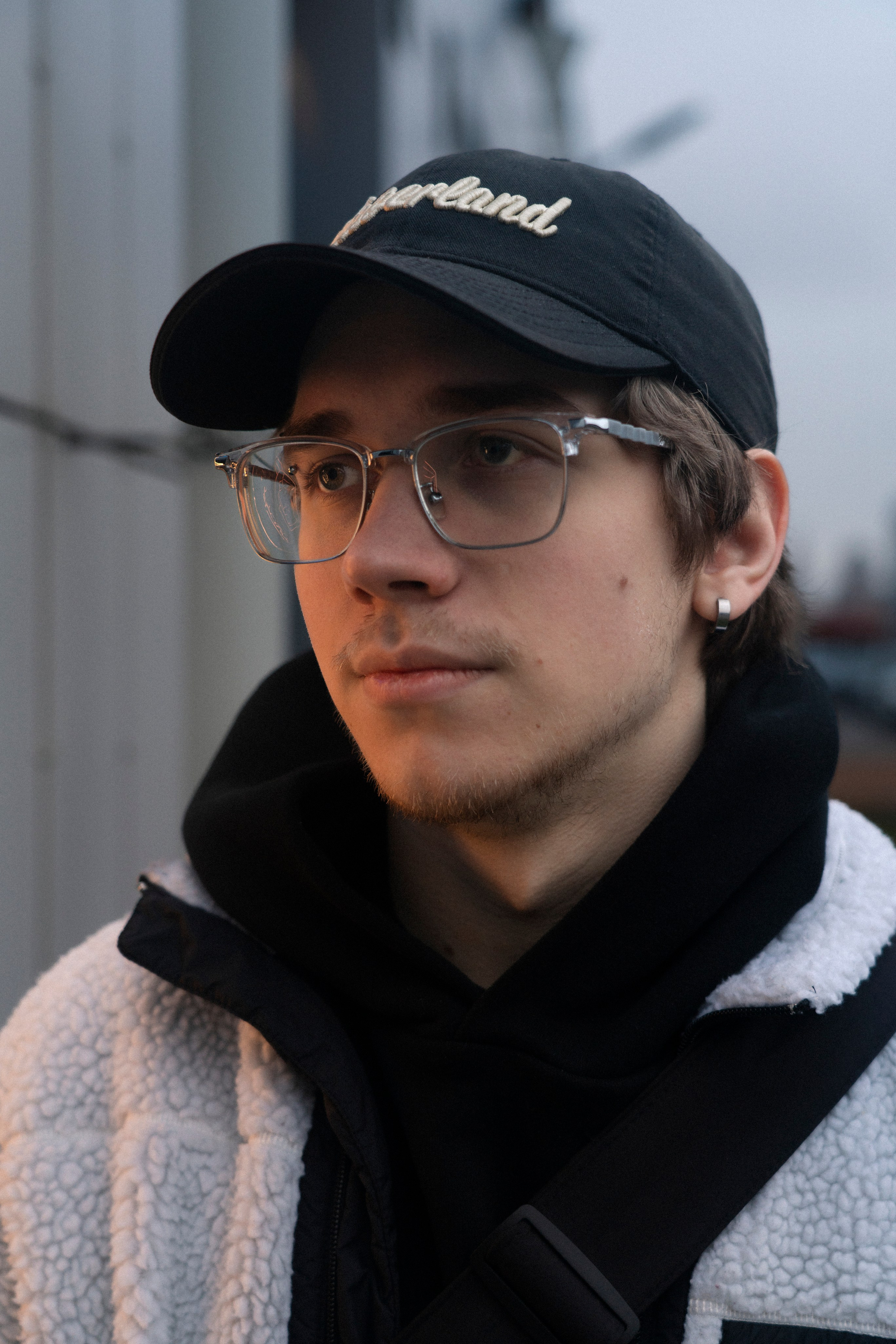 Портрет молодого человека в кепке в прохладную погоду в Санкт-Петербурге.