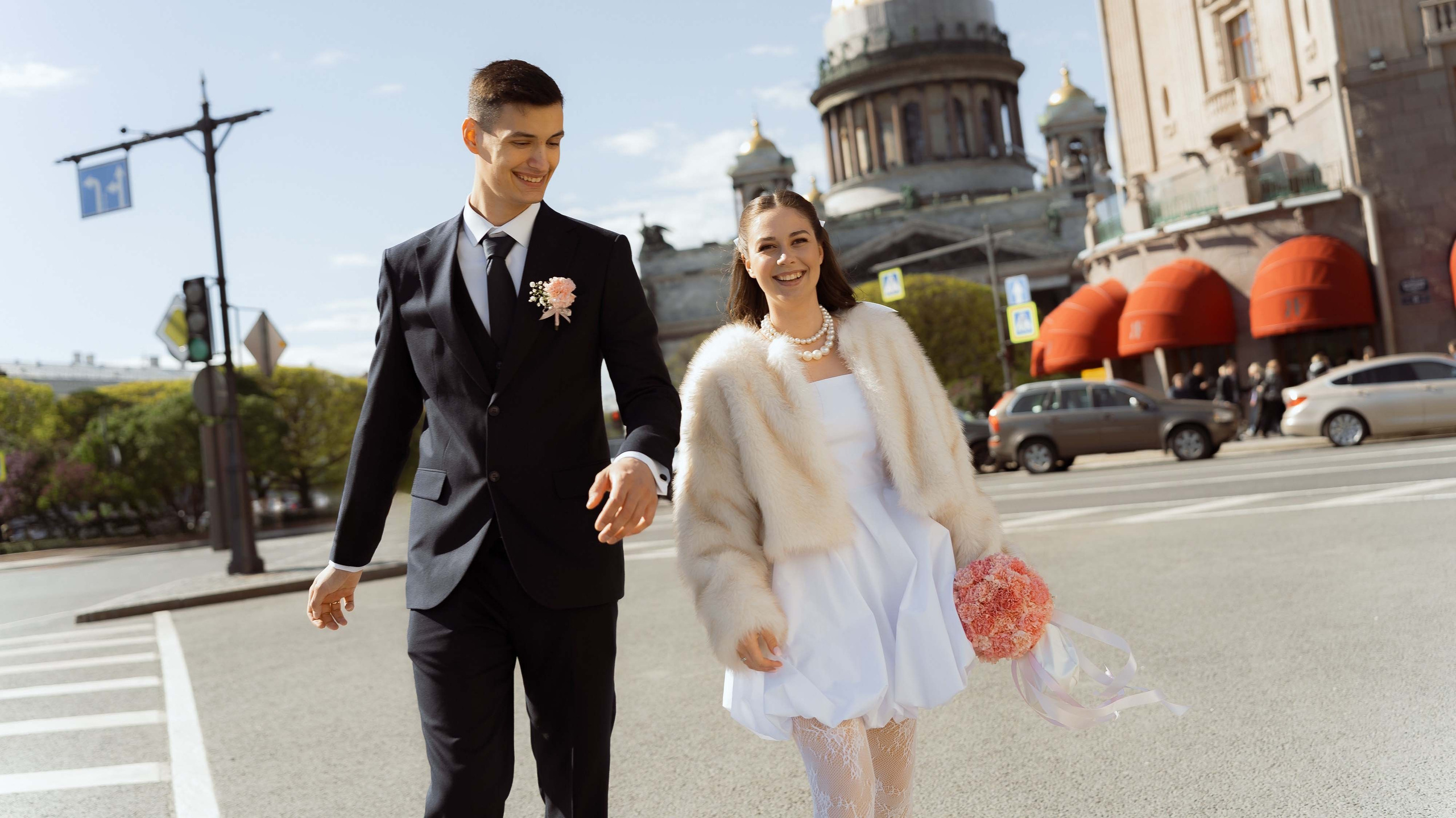 Молодожены на прогулке у Исаакиевского собора