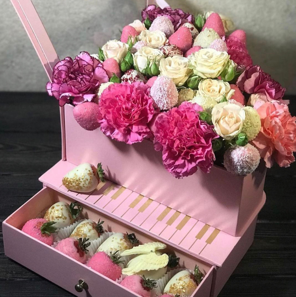 Композиции с цветами. Клубника в шоколаде в Сургуте