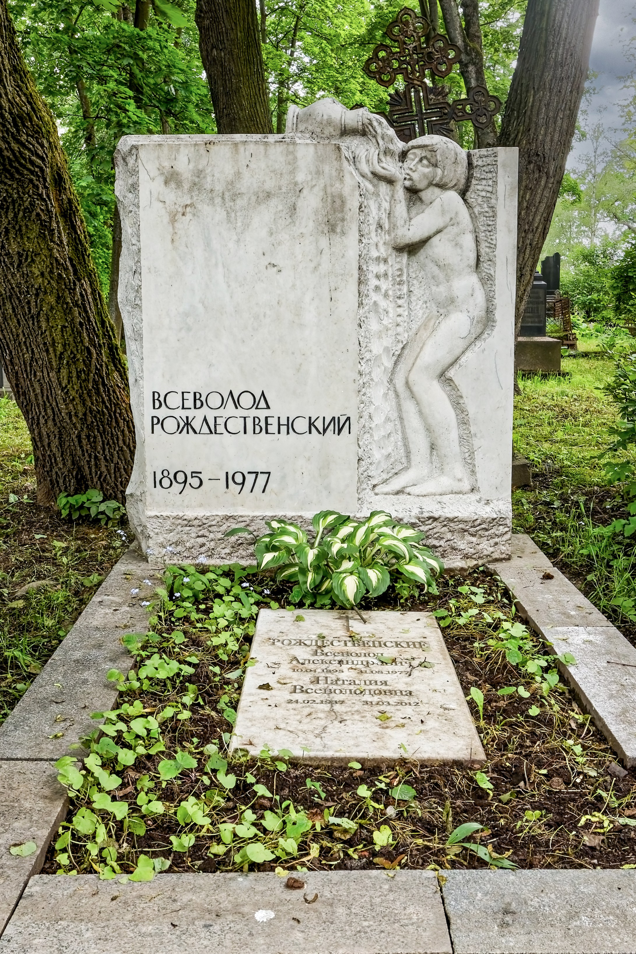 Мраморный юноша у родника поэта Всеволода Рождественского, музей-некрополь Литераторские мостки, Волковское кладбище, СПб.