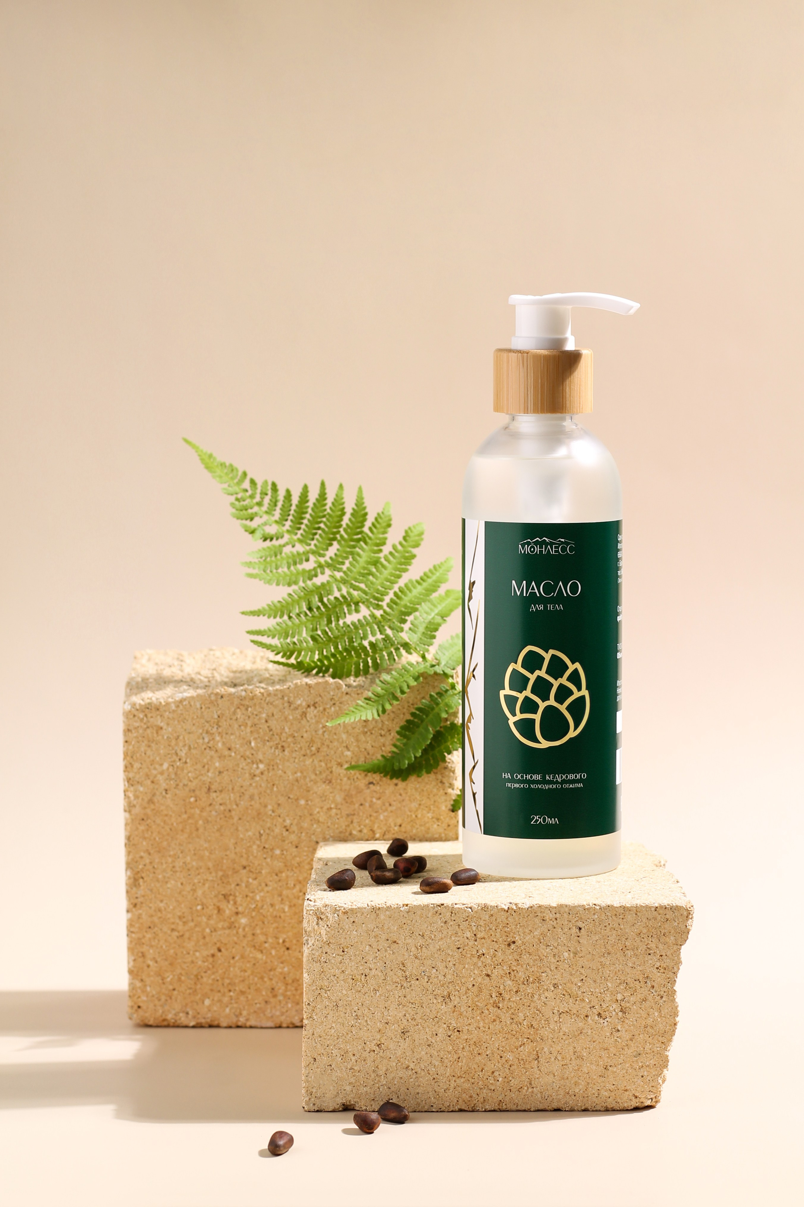 крем для рук на зеленом фоне в зеленой листве. Фотограф для маркетплейсов в Барнауле