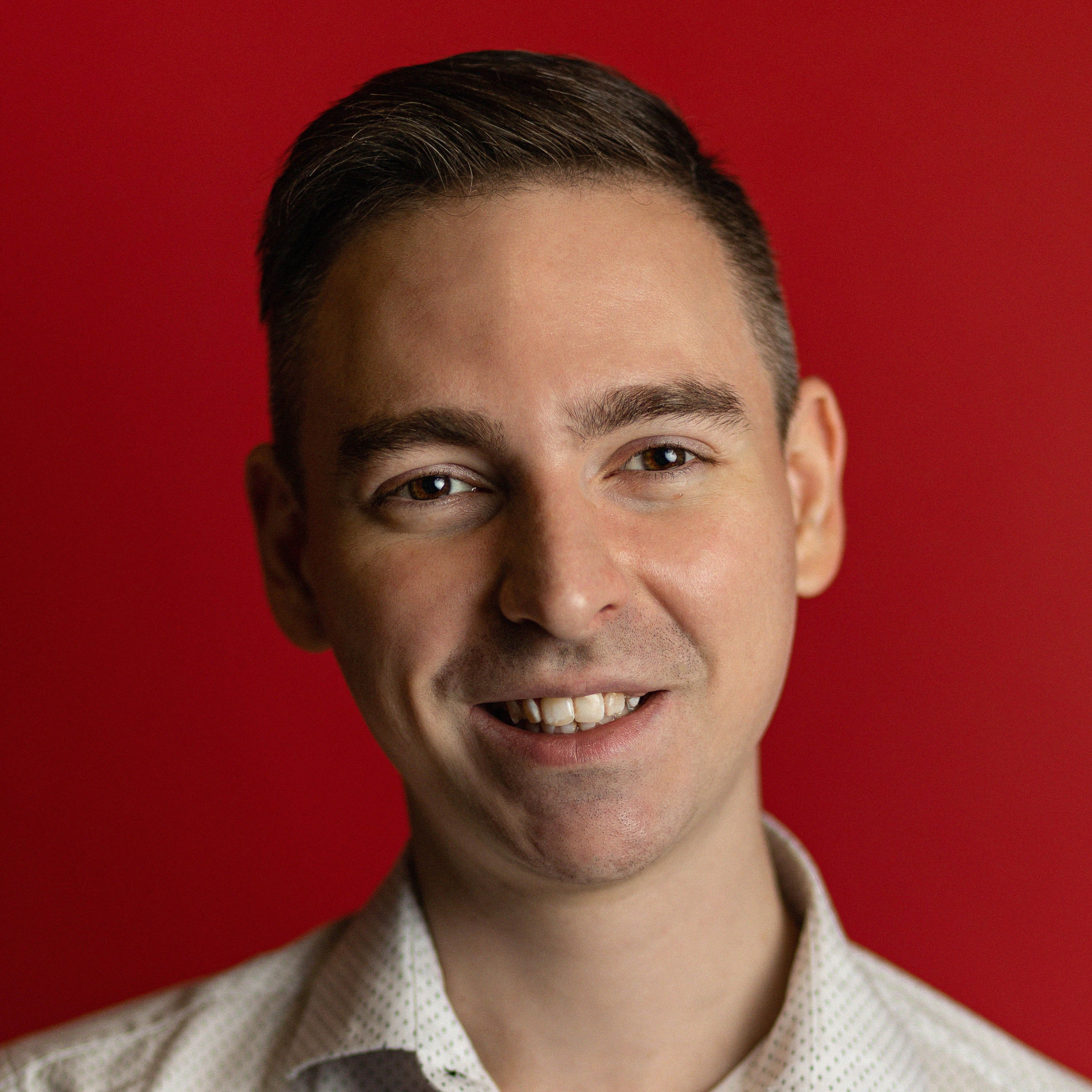 Позитивный фотограф в свадебной сфере и его зовут Илья, который живёт в Москве