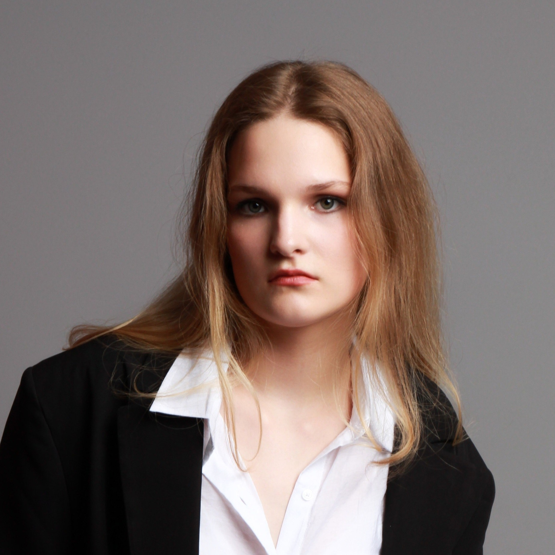 Девушки модели для студийной предметной съемки в Новосибирске