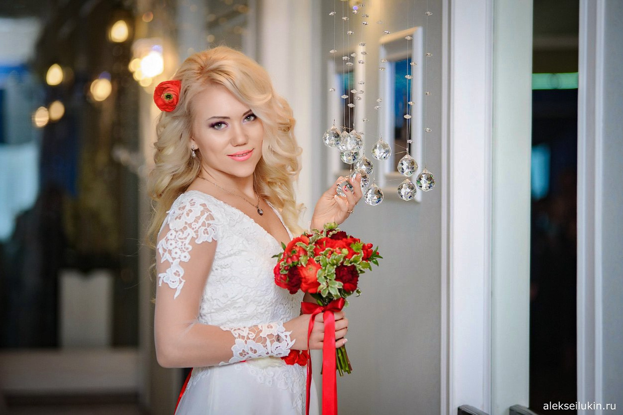 Свадебная фотосессия для жениха и невесты в отделе регистрации брака Невского района Санкт-Петербурга.