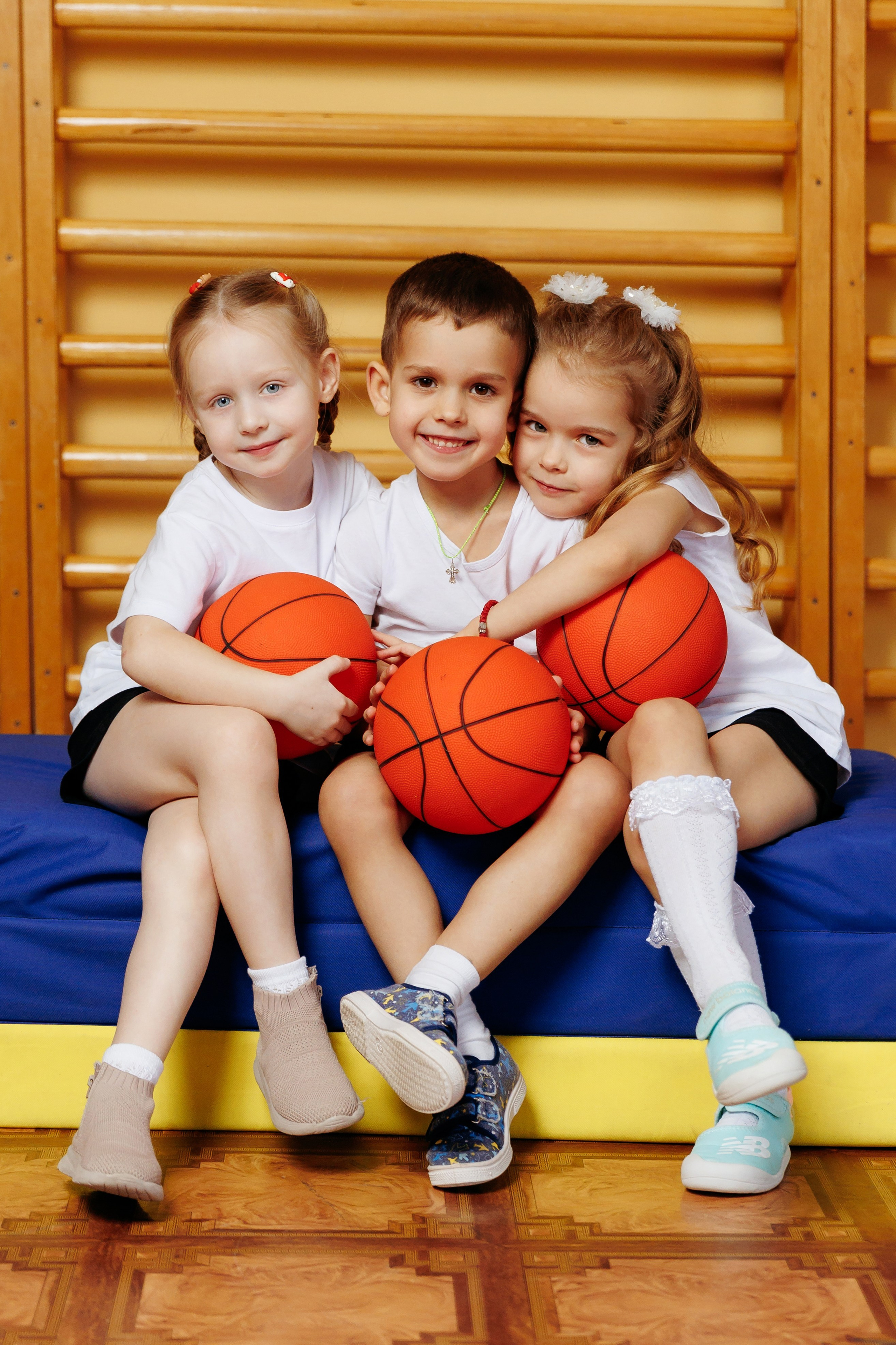 Начальная страница FB. Выпускные альбомы в школу и детский сад Гродно