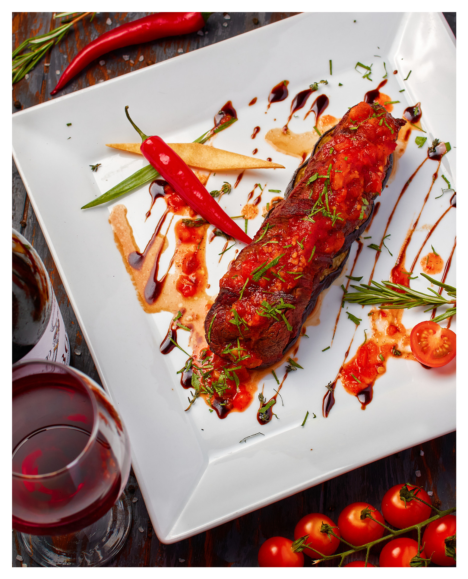 Фуд фотография люля-кебаба с вином на деревянном фоне