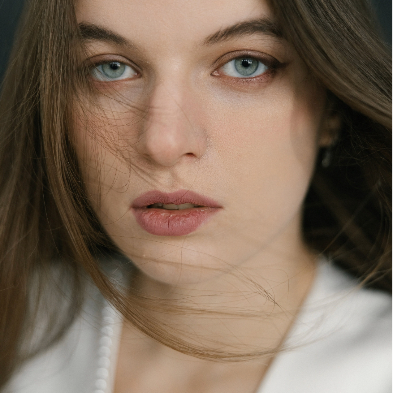 Женский портрет и фотосъемка беременности. Чувственная фотосессия, передающая красоту и нежность момента. Узнайте стоимость фотосессии и создайте незабываемые образы.