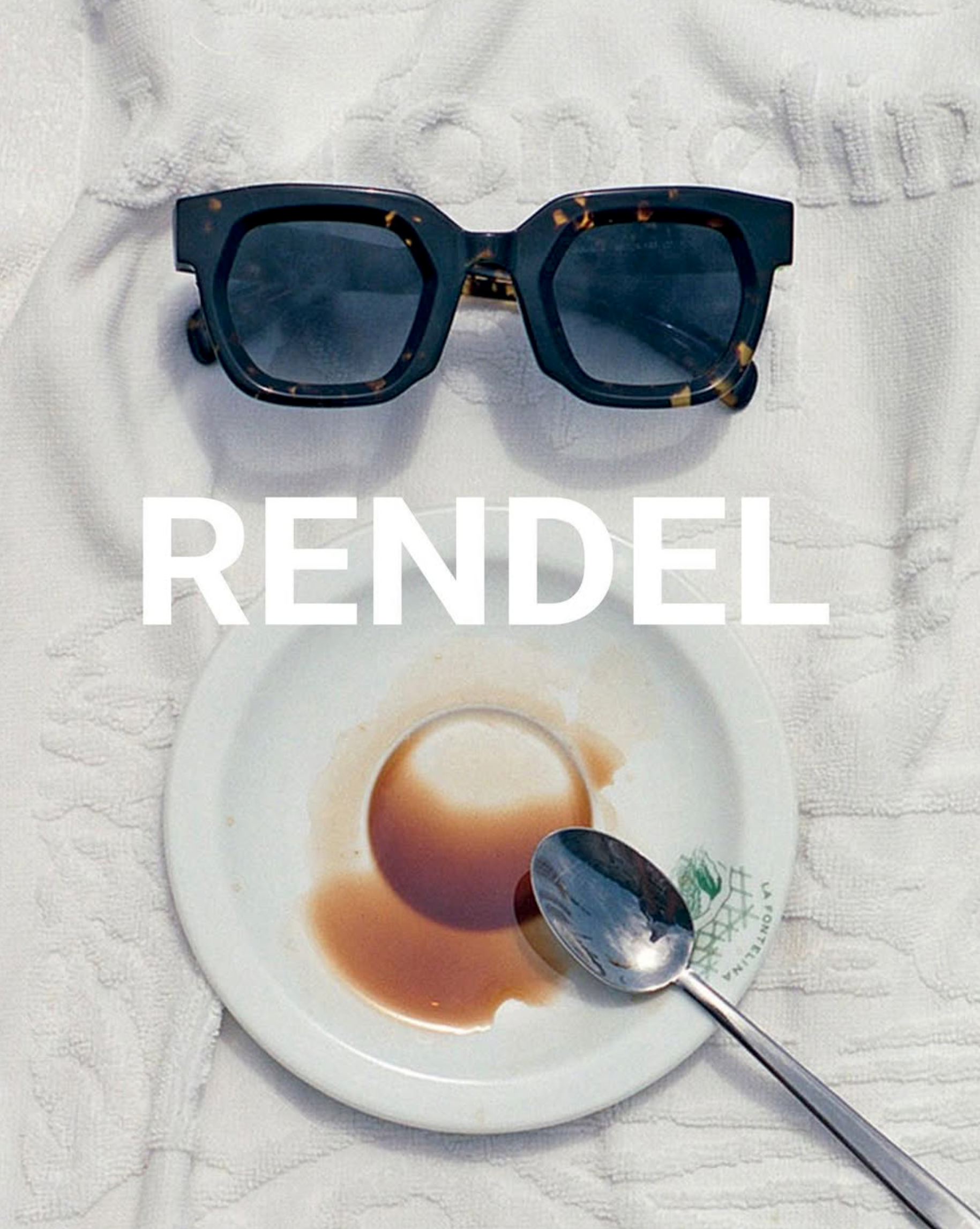 Минималистичная арт-предметная фотография: солнцезащитные очки RENDEL на белой ткани рядом с пустой чашкой и ложкой. Пример эстетики середины XX века — мягкий свет, естественные тени, простота композиции и ощущение повседневности.