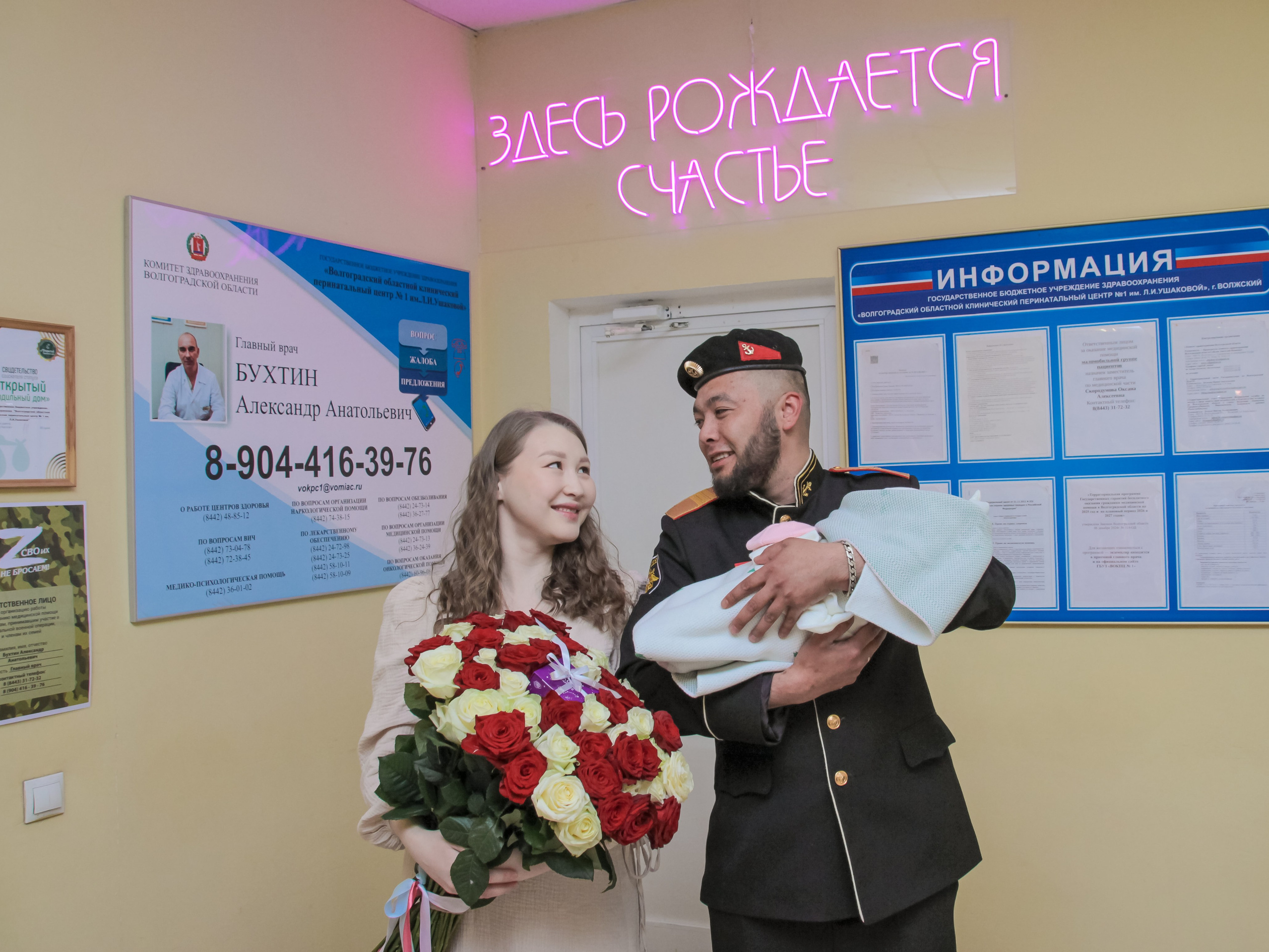 Фотосъёмка выписки из роддома — мама, папа и новорождённый малыш в Волжском