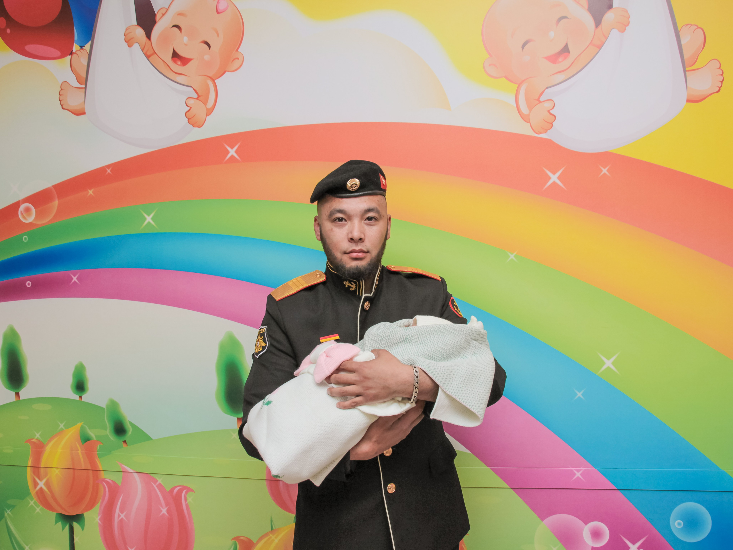 Папа с новорождённым малышом на выписке из роддома Волжский
