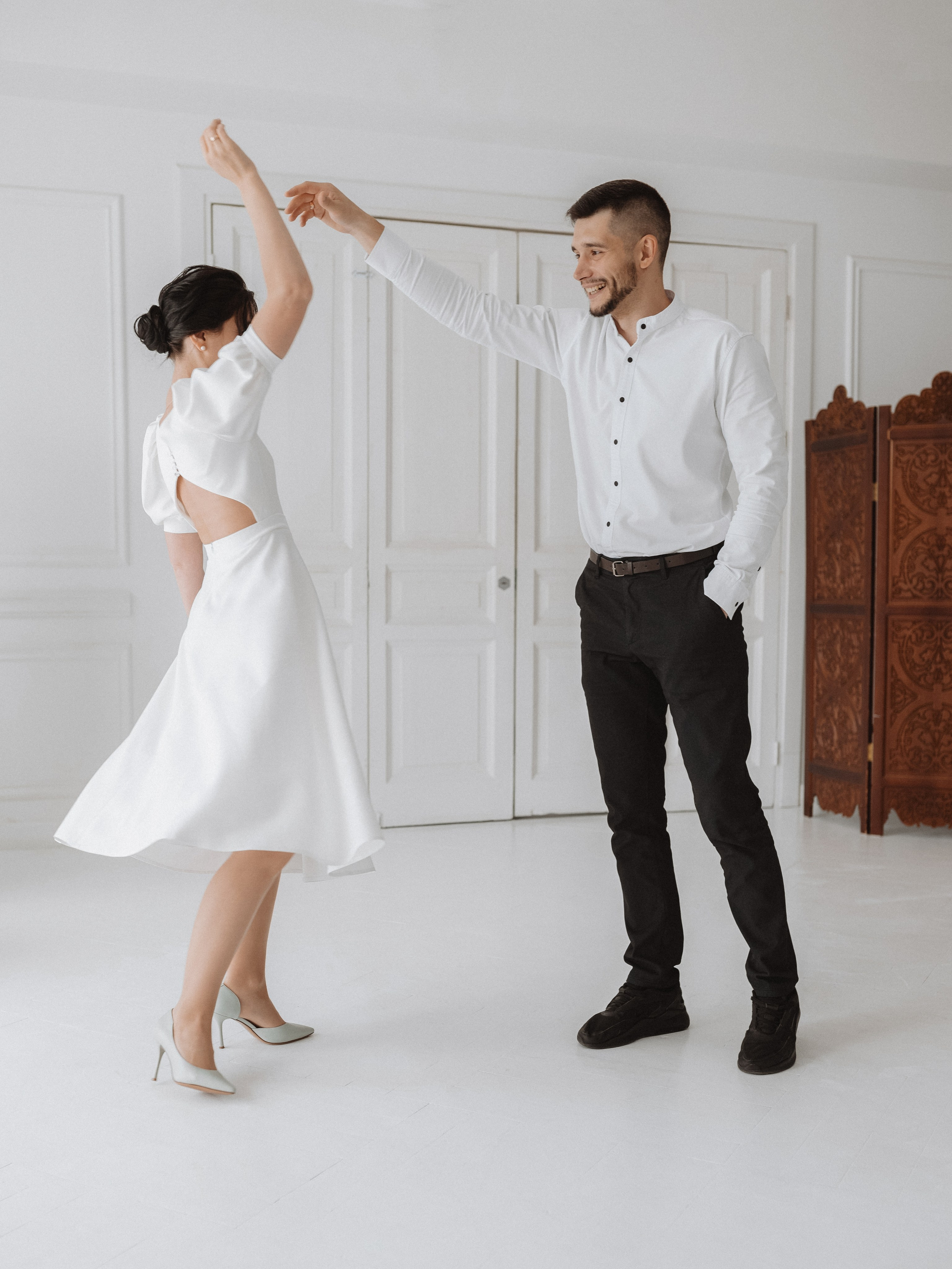 Первый танец жениха и невесты на свадьбе в отеле DoubleTree by Hilton — стильная свадебная съёмка