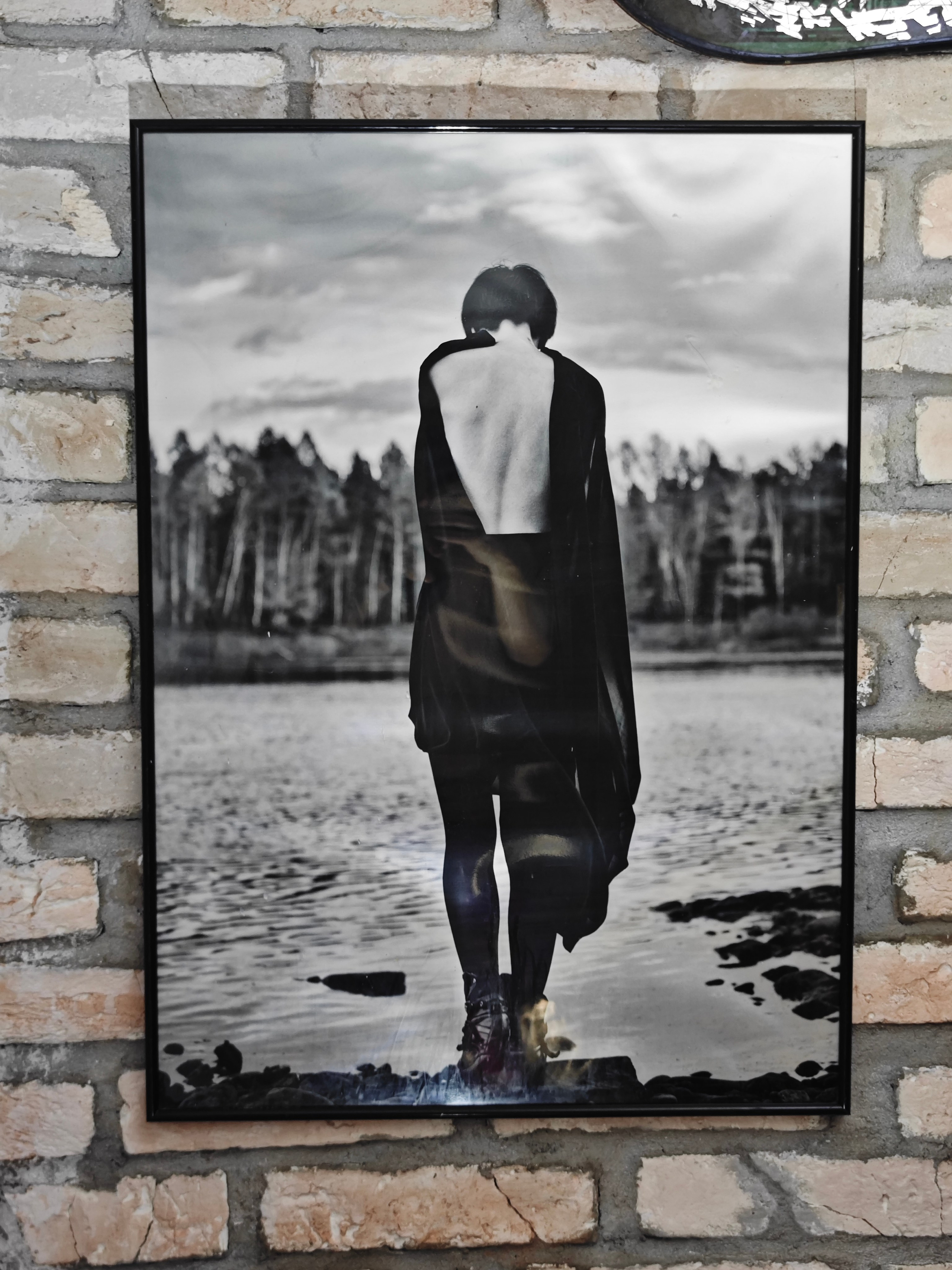 девушка, берег, река, голая спина, природа, красота, черно-белая фотография,