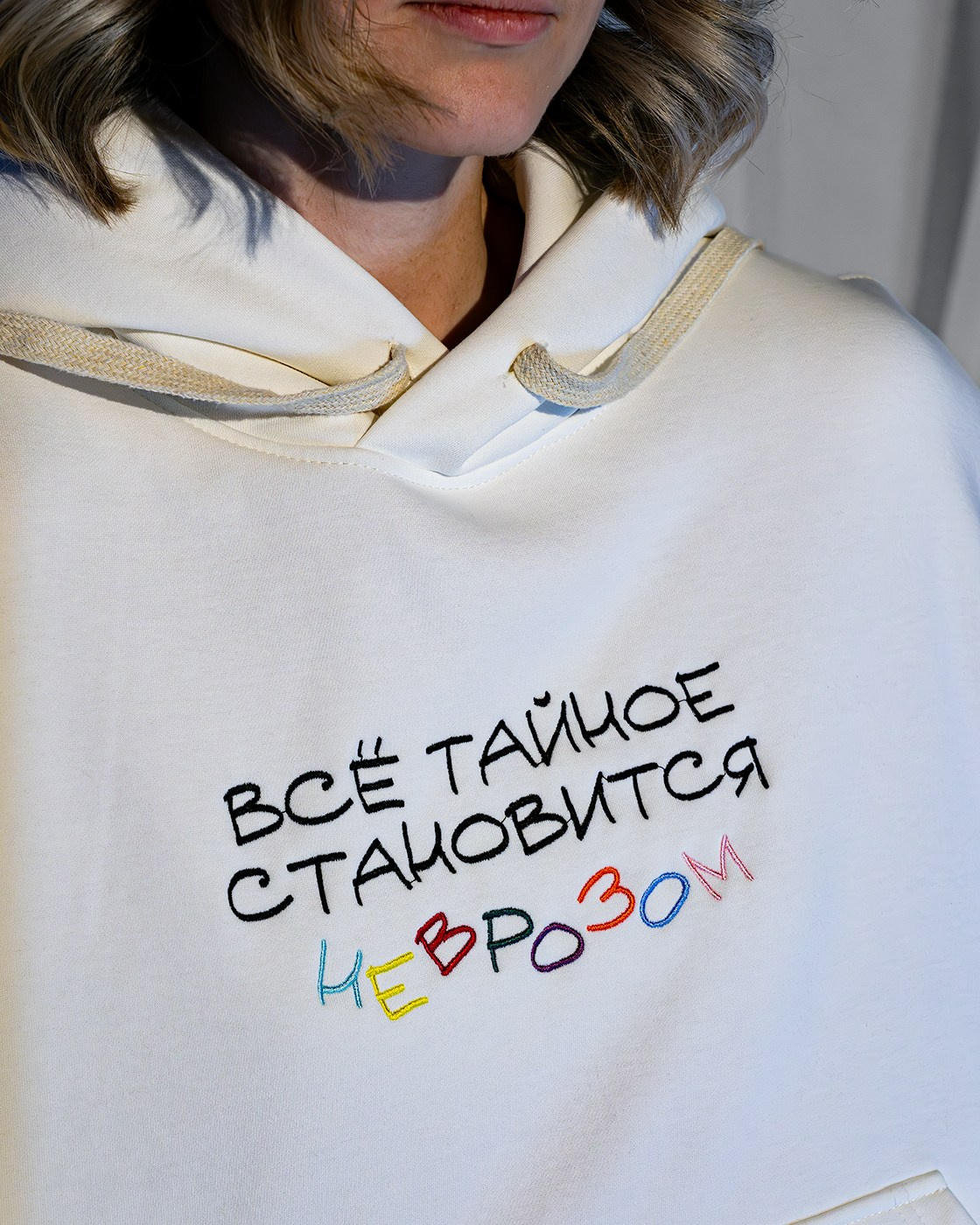 Съёмка для личного бренда, Профессиональная видеосъёмка для личного бренда: динамичный ролик в студии с акцентом на корпоративный стиль и детали образа