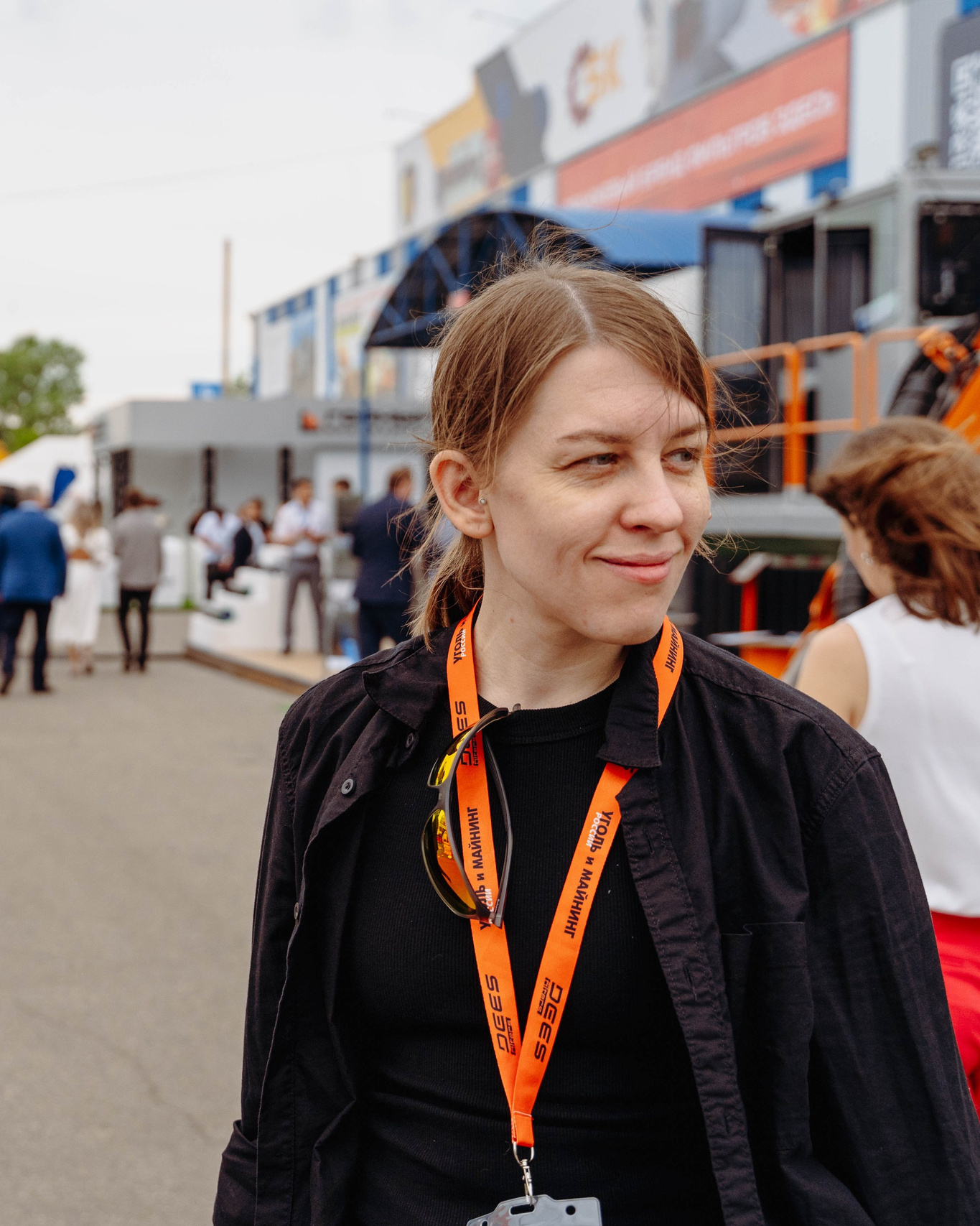 фотограф на отраслевой выставке промышленного и горного оборудования