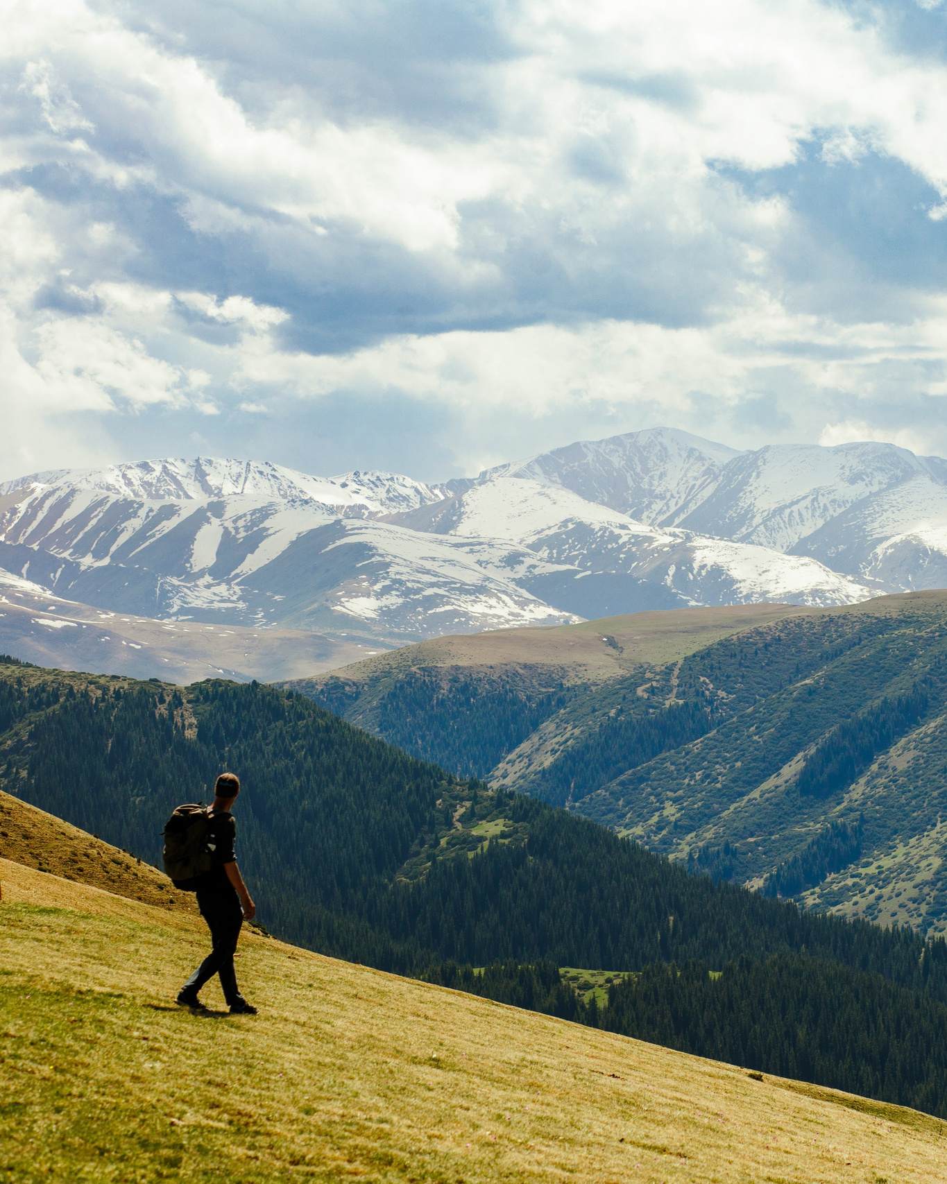 Фото туристической группы:Группа туристов на экскурсии по Казахстану — активный отдых, прогулка по каньону, экскурсионный тур из Алматы, индивидуальные и групповые туры