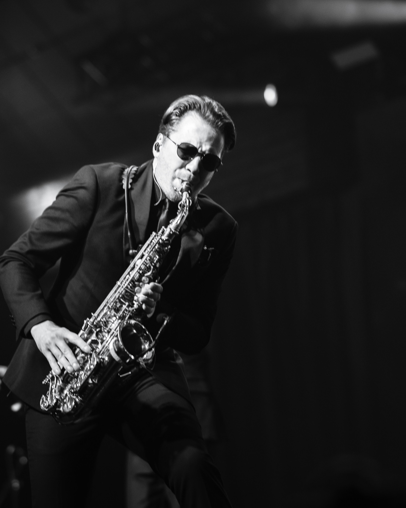 Вокалист на рок-концерте в Санкт-Петербурге, репортажный кадр с боковым светом со сцены