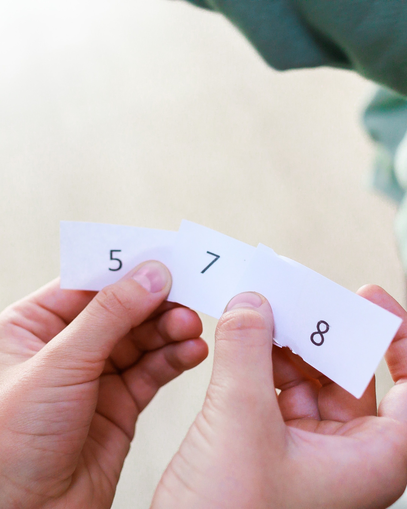 Табло с портретами участников игры "Игра в кальмаров". Портреты обработаны искусственным интеллектом и лишь некоторыми чертами напоминают участников, но хорошо узнаваемы.