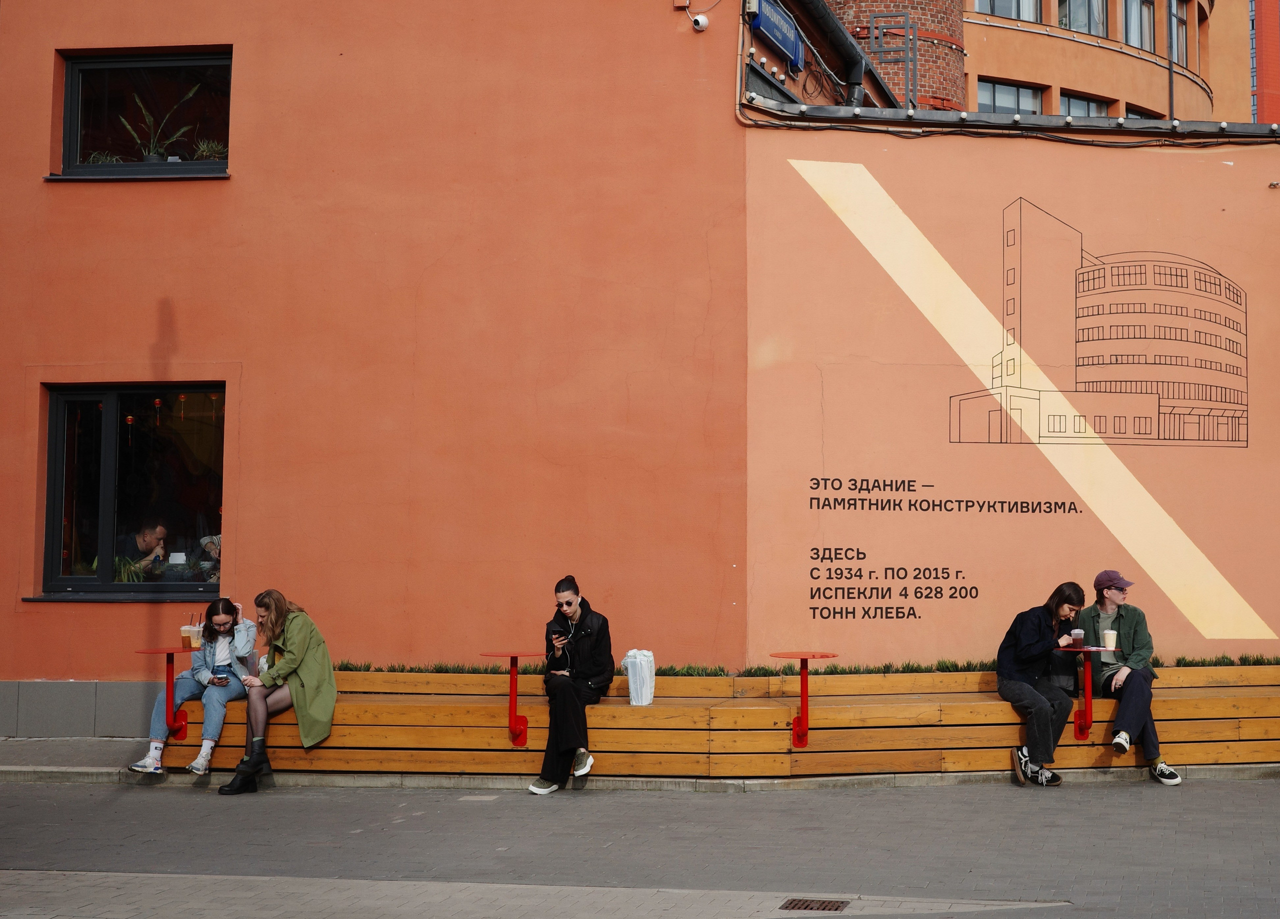 Фотопрогулка по Дизайн-заводу (бывш. «Flacon») и арт-пространству «Хлебозавод» на Дмитровской. Проект «Фотокладовка»: блог уличной фотографии в формате street photo