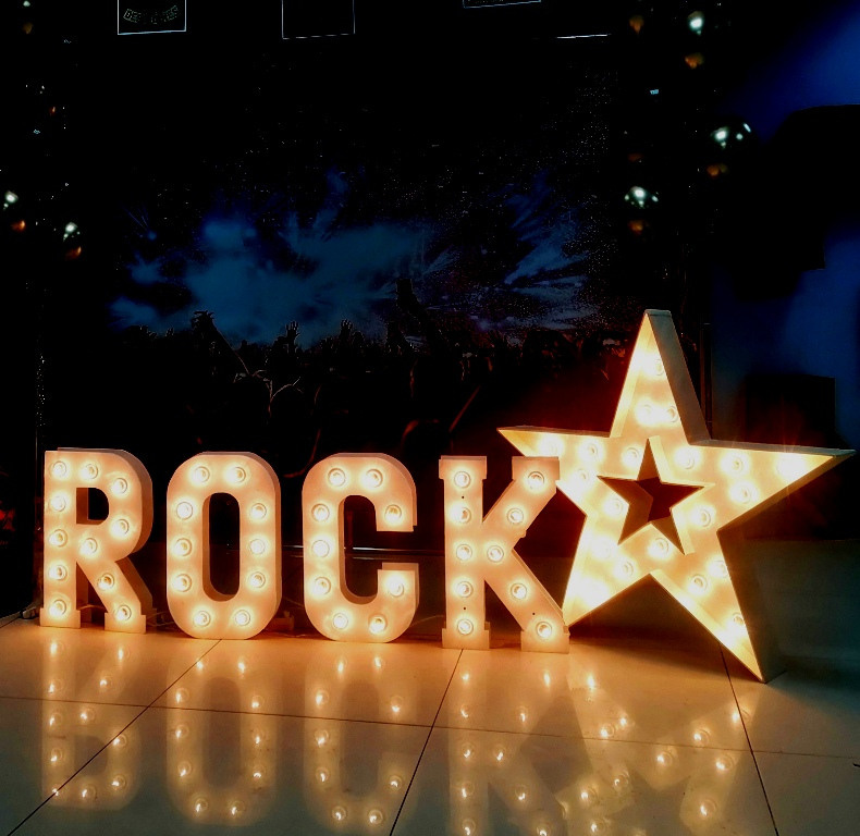 Шары с синими цифрами. Студия праздничного декора